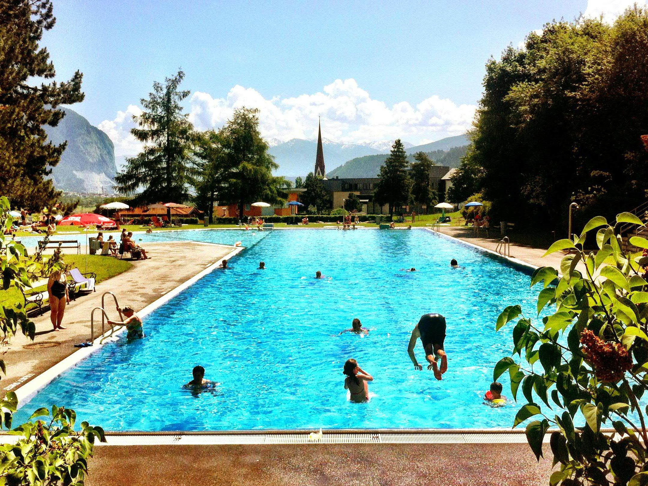Beim Freibad- oder Strandbesuch sollten Besucher den nötigen Abstand einhalten. Beim Freibad- oder Strandbesuch sollten Besucher den nötigen Abstand einhalten.