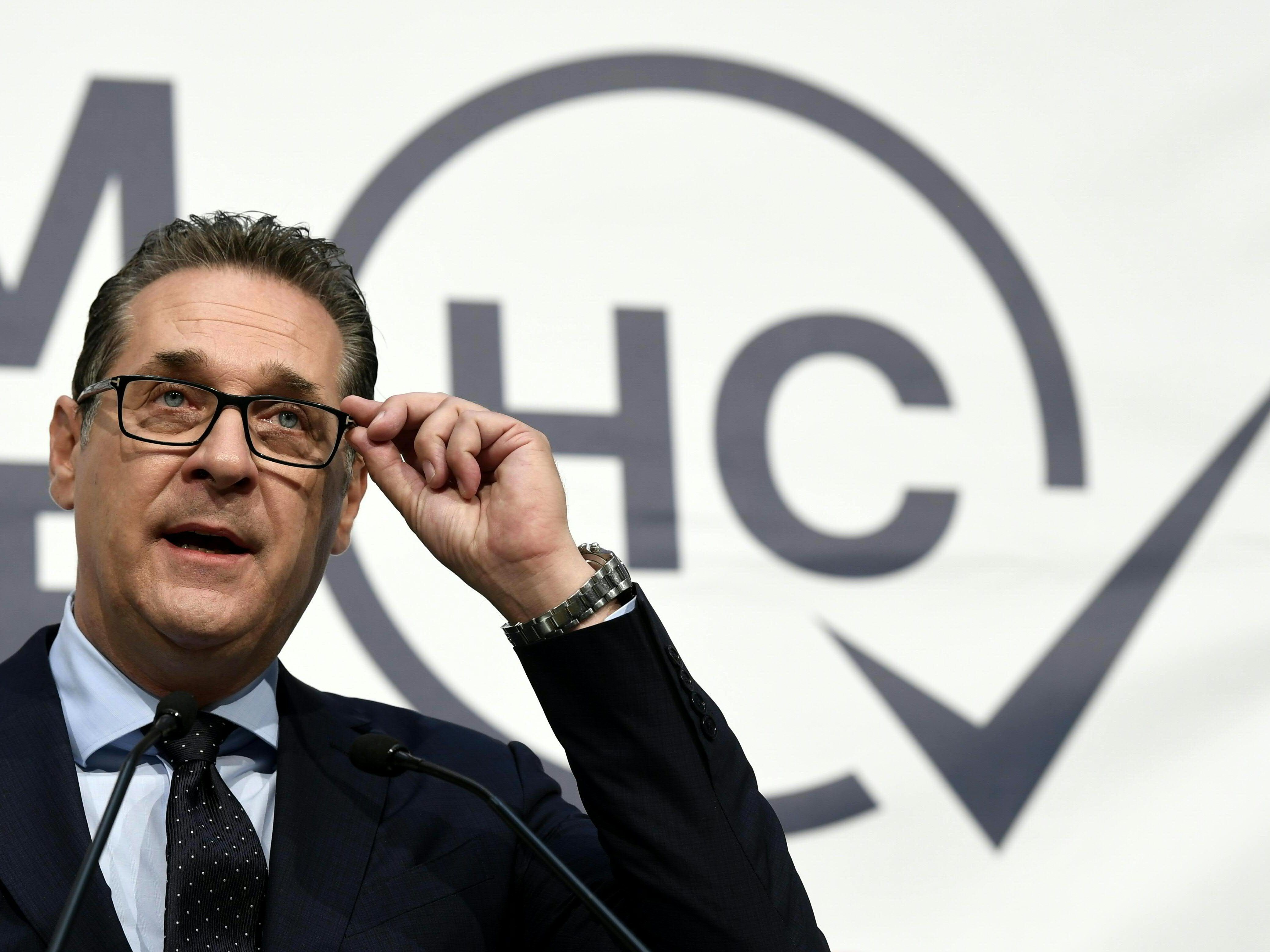 Im Jahr 2005 soll Heinz-Christian Strache seine damalige Frau Daniela Plachutta auf Parteikosten beschatten haben lassen Im Jahr 2005 soll Heinz-Christian Strache seine damalige Frau Daniela Plachutta auf Parteikosten beschatten haben lassen