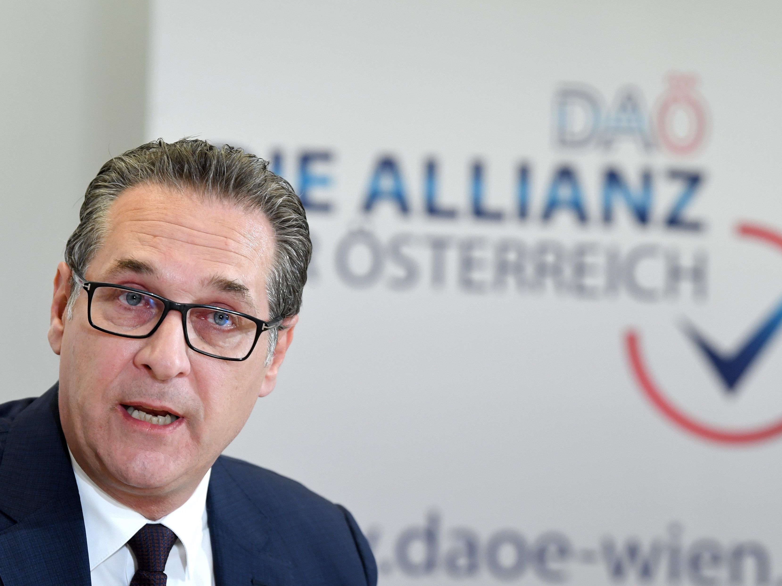 Heinz-Christian Strache präsentiert seine neue Bürgerbewegung. Heinz-Christian Strache präsentiert seine neue Bürgerbewegung.