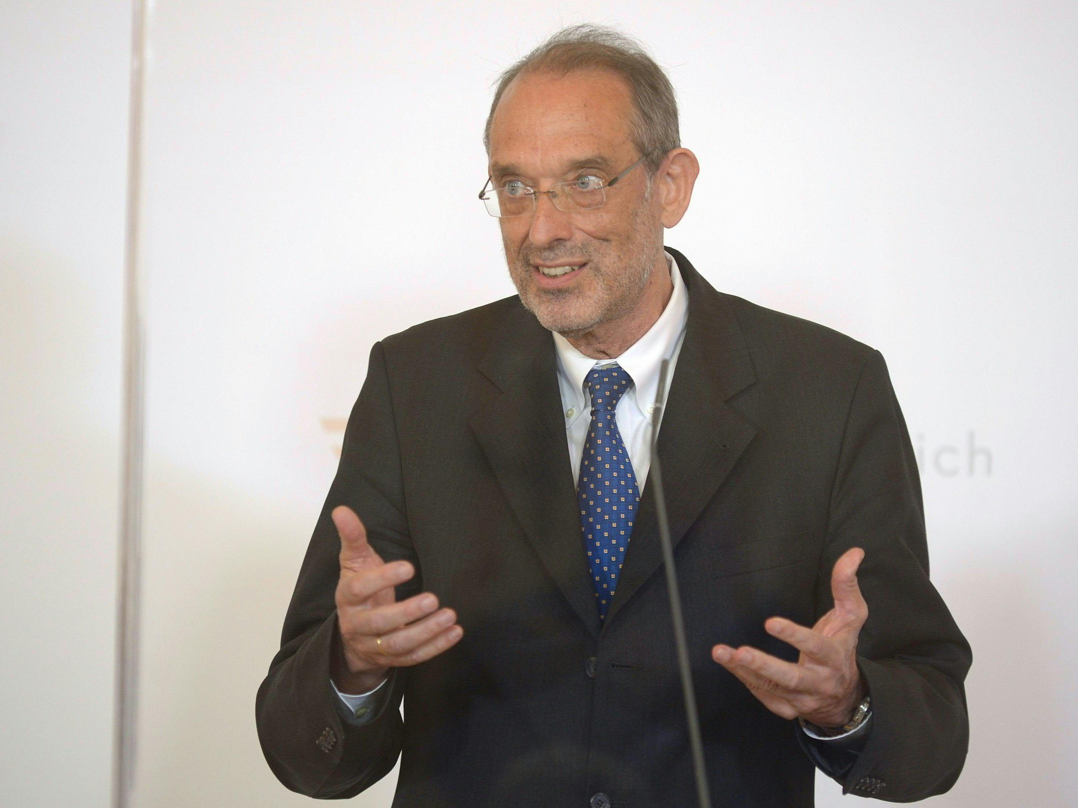Wissenschaftsminister Heinz Faßmann (ÖVP) bei der Präsentation der Dunkelzifferstudie Wissenschaftsminister Heinz Faßmann (ÖVP) bei der Präsentation der Dunkelzifferstudie