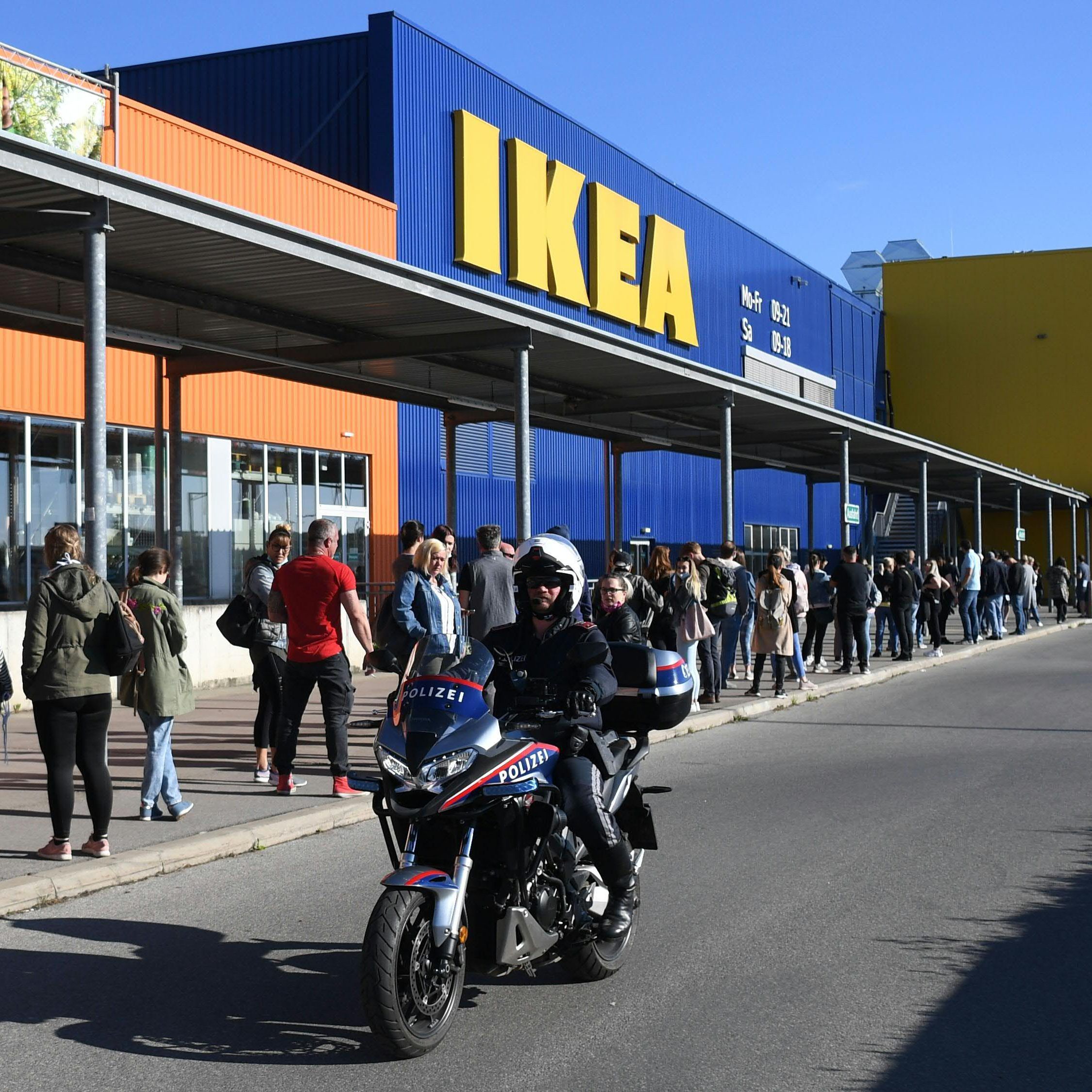 Geschäftsöffnungen: Vor dem IKEA Wien Nord bildete sich eine lange Schlange.
