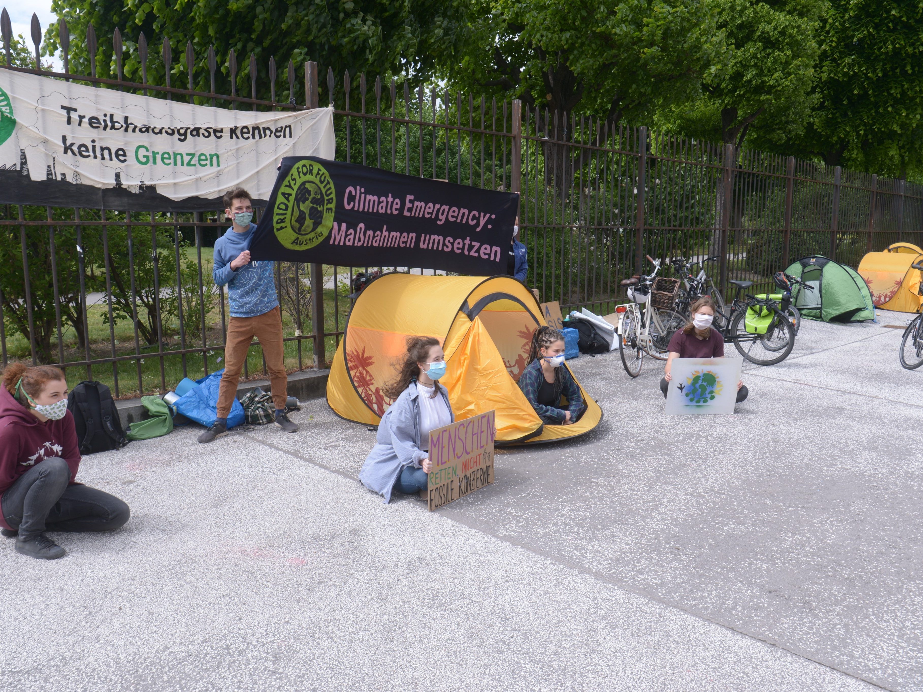 Bereits Anfang Mai wurde vor dem Bundeskanzleramt protestiert. Bereits Anfang Mai wurde vor dem Bundeskanzleramt protestiert.