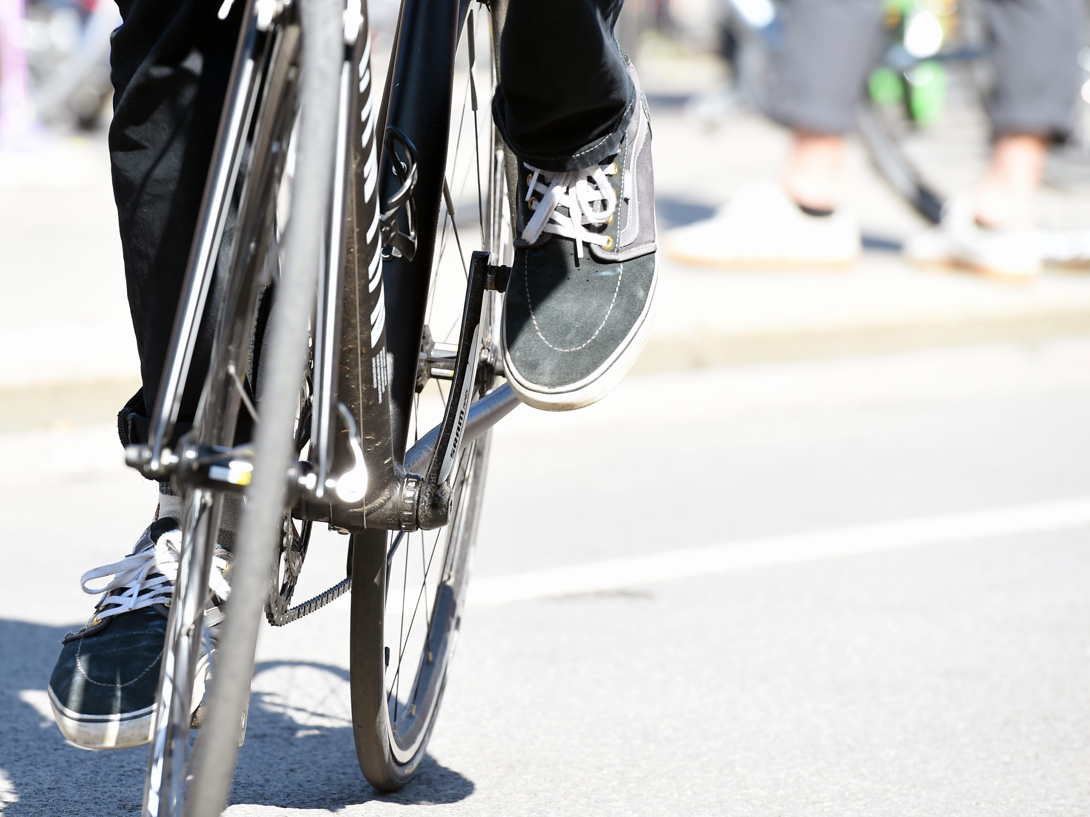 Aus Wut schmiss der Radfahrer das Bike auf das Auto.