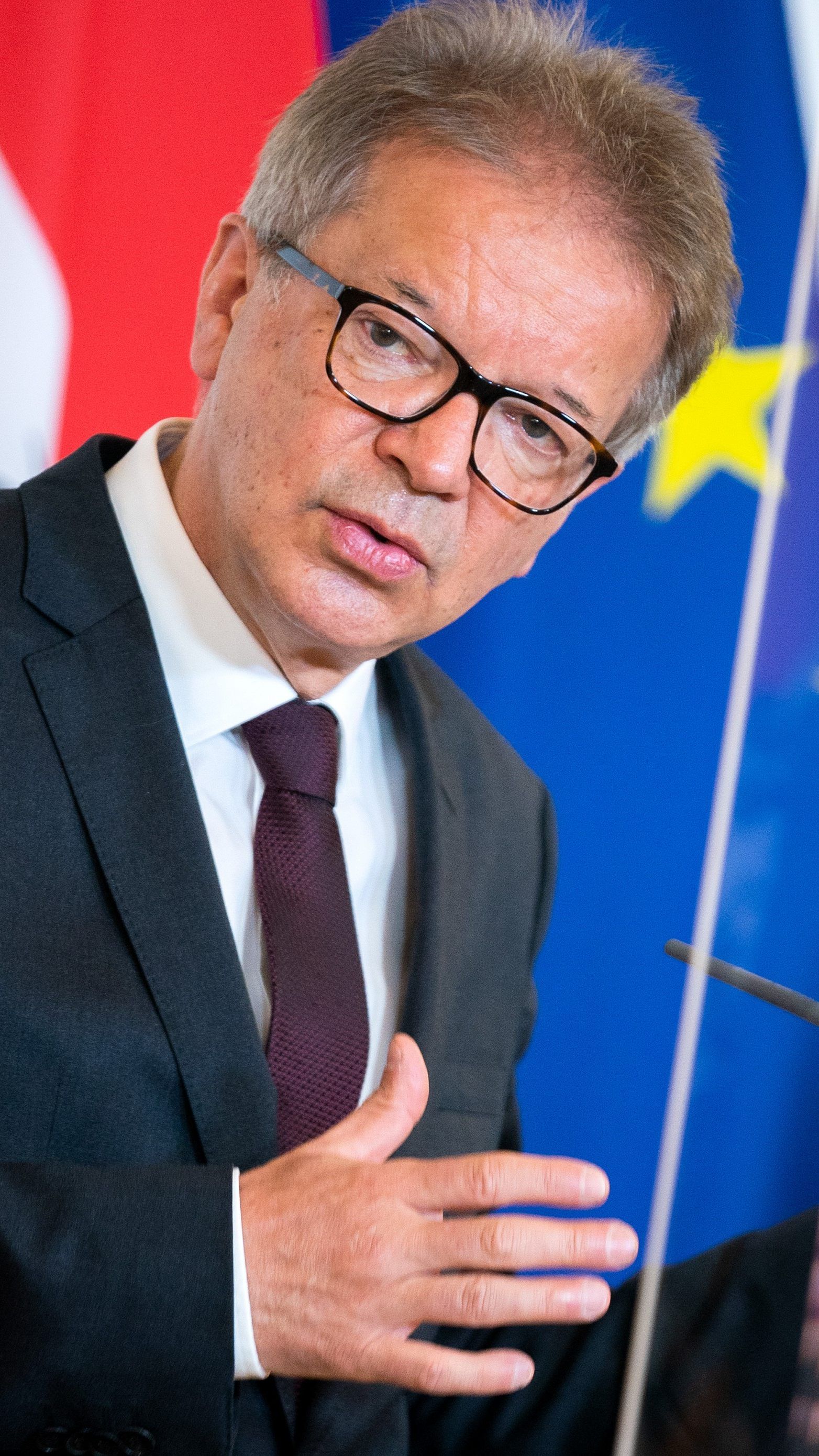 Anschober steht für Gespräche zur Verfügung.