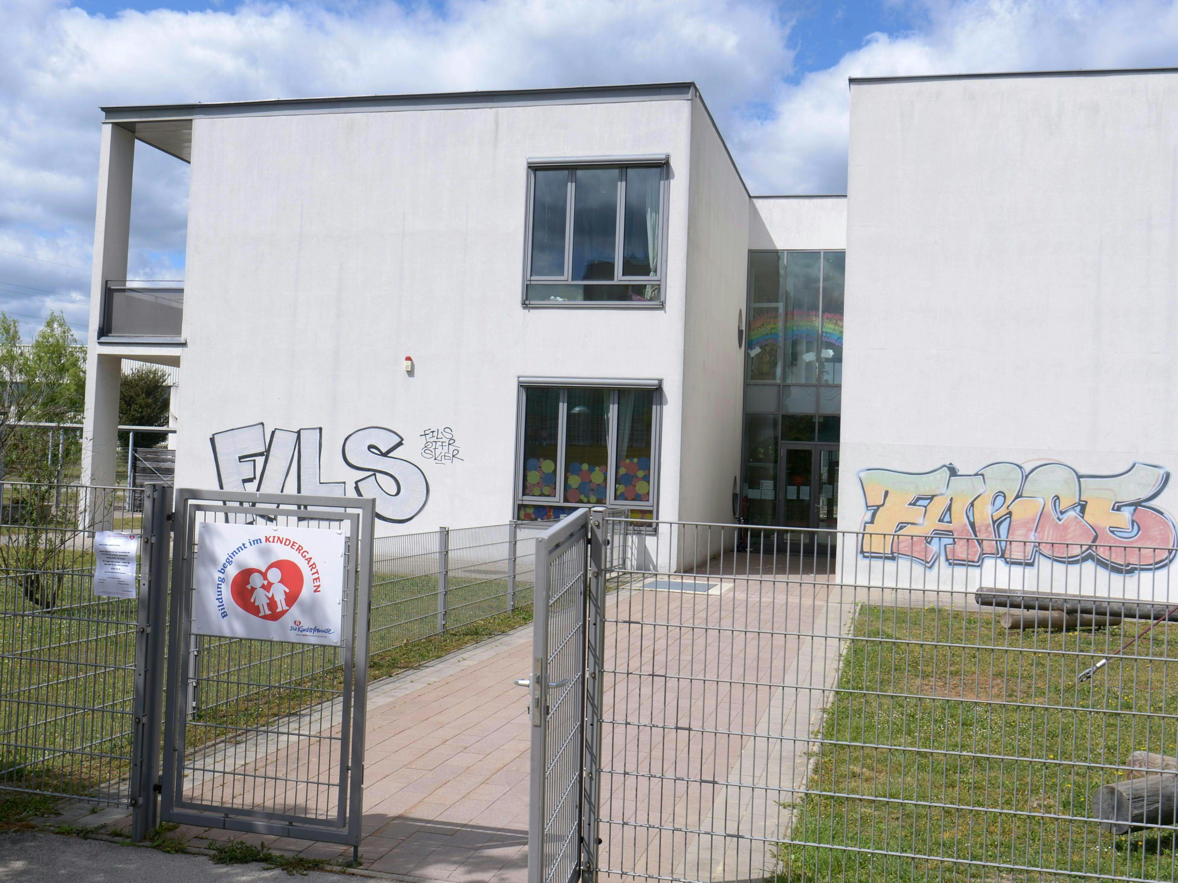 Eine Außenaufnahme des betroffenen Kindergartens in Wien-Liesing