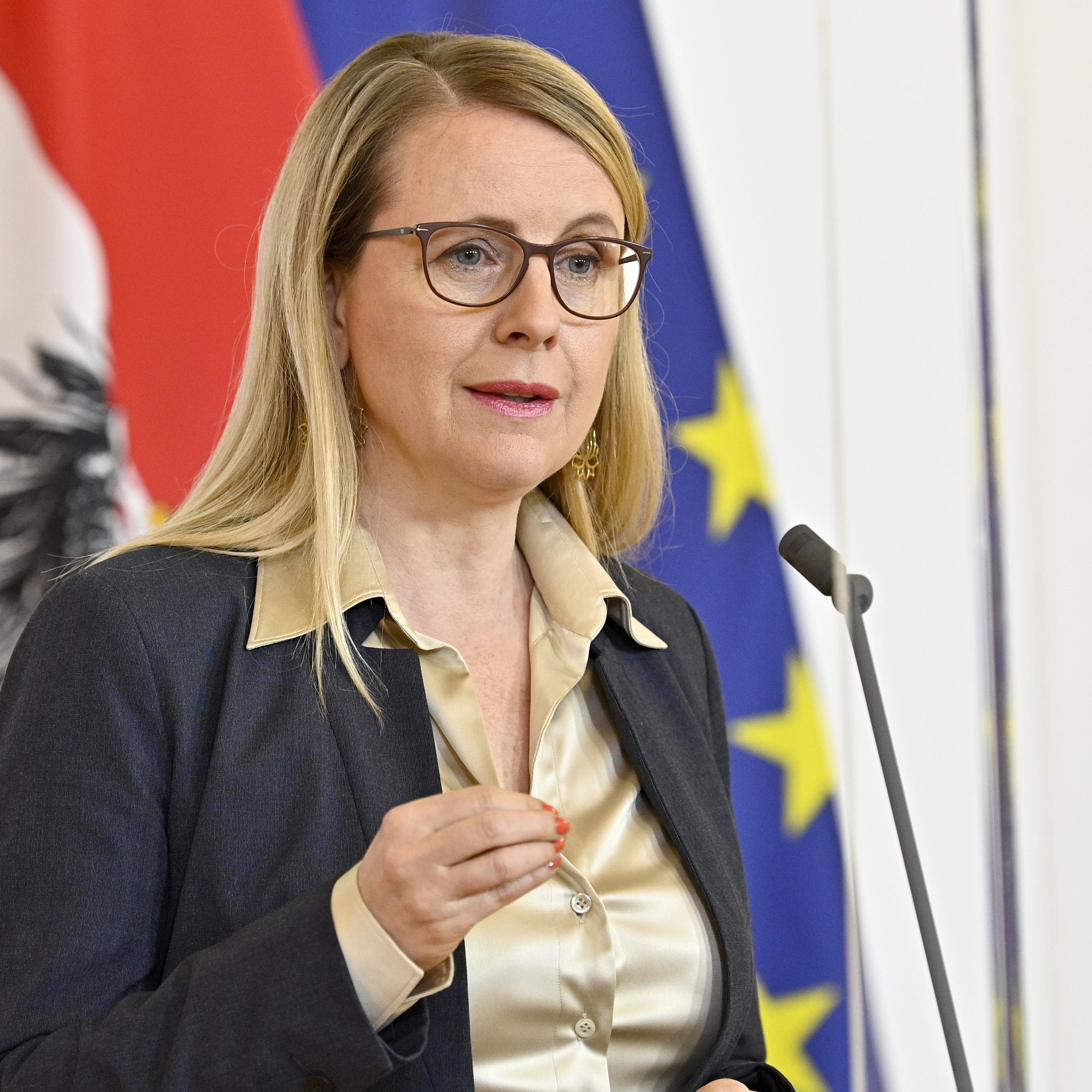 Laut Schramböck werden die Richtlinien für die Zuschüsse aus dem Corona-Hilfsfonds bald veröffentlicht.