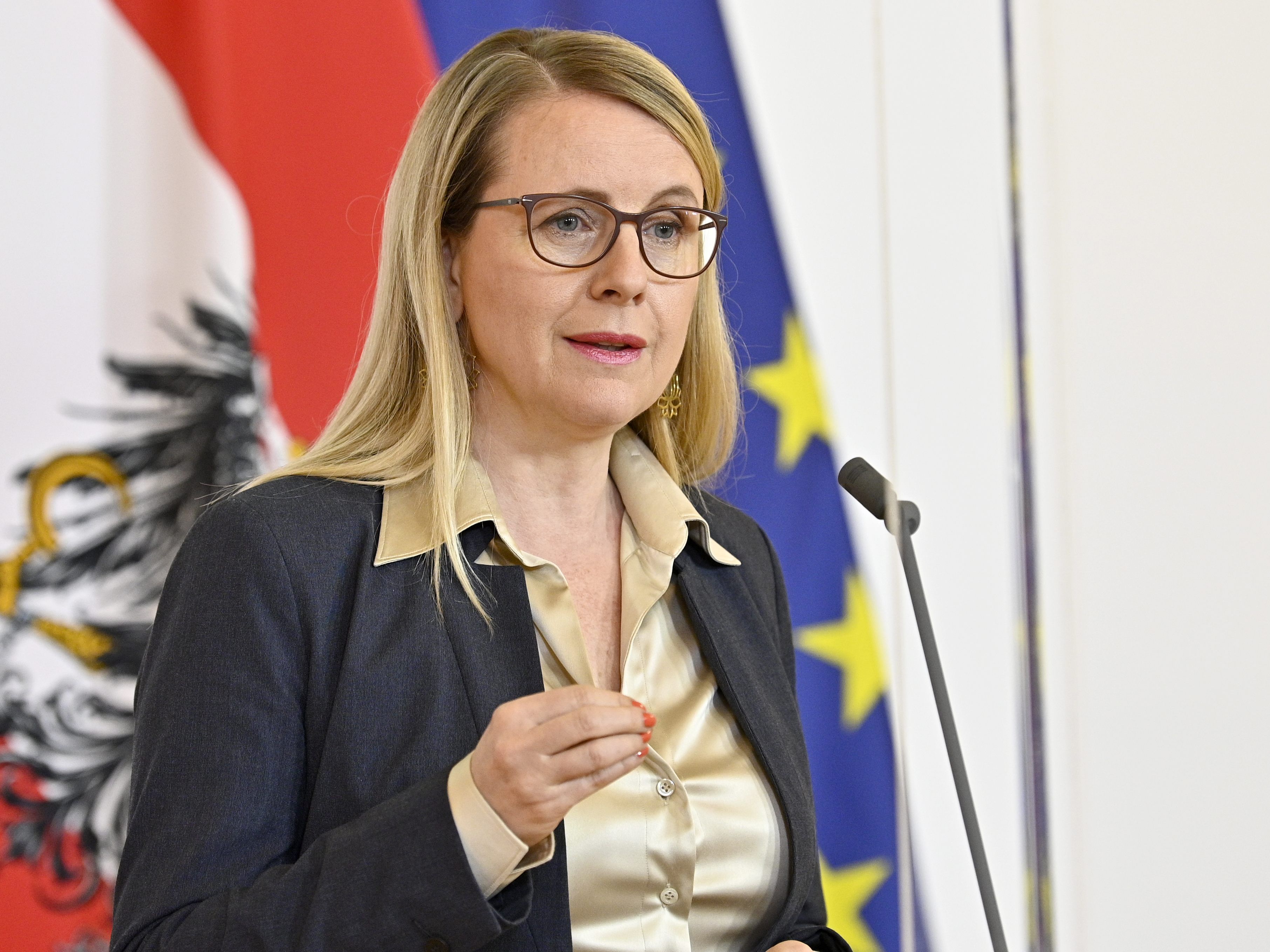Laut Schramböck werden die Richtlinien für die Zuschüsse aus dem Corona-Hilfsfonds bald veröffentlicht. Laut Schramböck werden die Richtlinien für die Zuschüsse aus dem Corona-Hilfsfonds bald veröffentlicht.