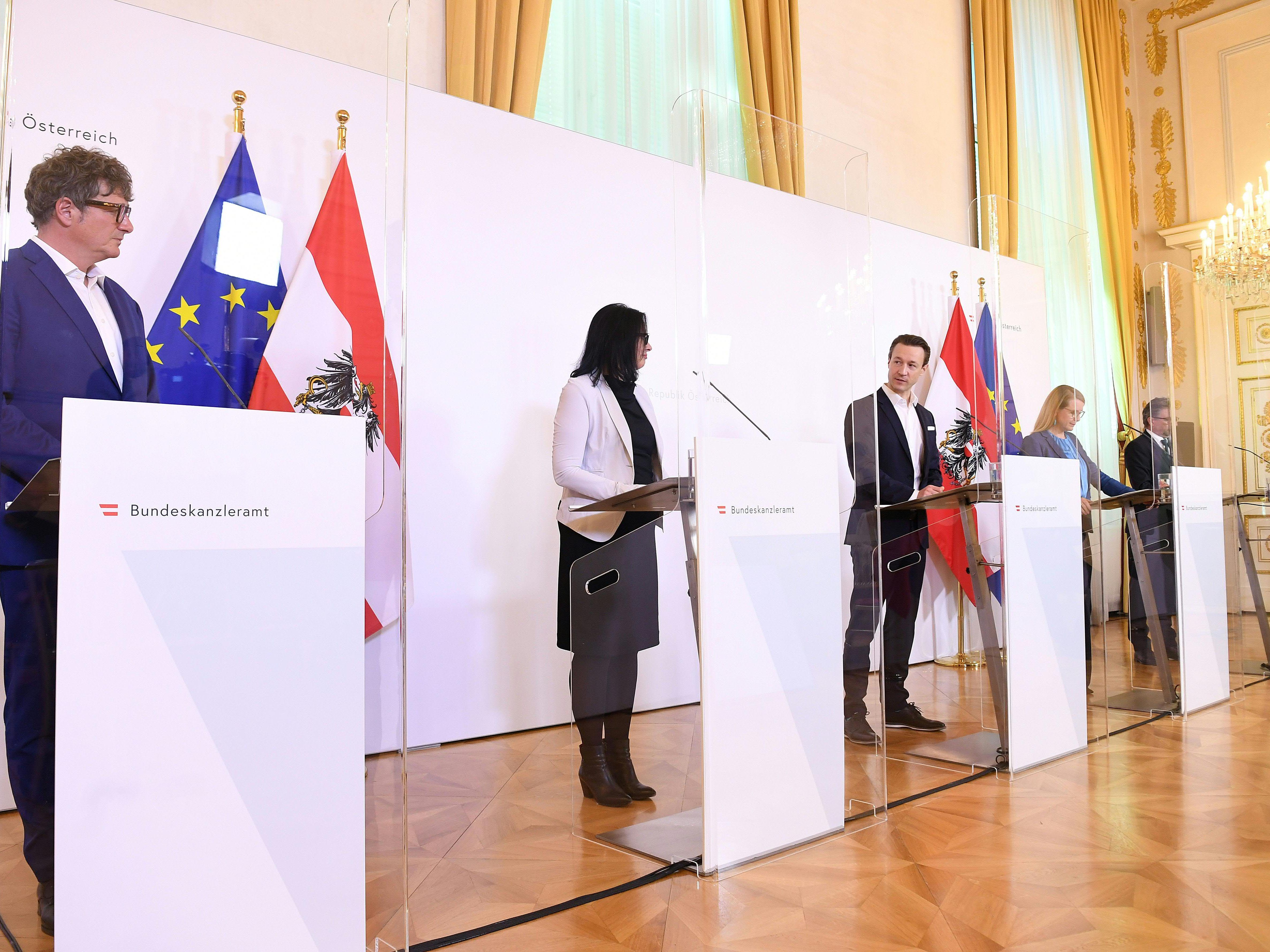 (v.L.n.R.) Der Präsident der AAFP John Lüftner, Kulturstaatssekretärin Andrea Mayer (Grüne), Finanzminister Gernot Blümel (ÖVP), Wirtschaftsministerin Margarete Schramböck (ÖVP) und ORF-Generaldirektor Alexander Wrabetz während eines Pressestatements zum "Filmwirtschaftsgipfel"