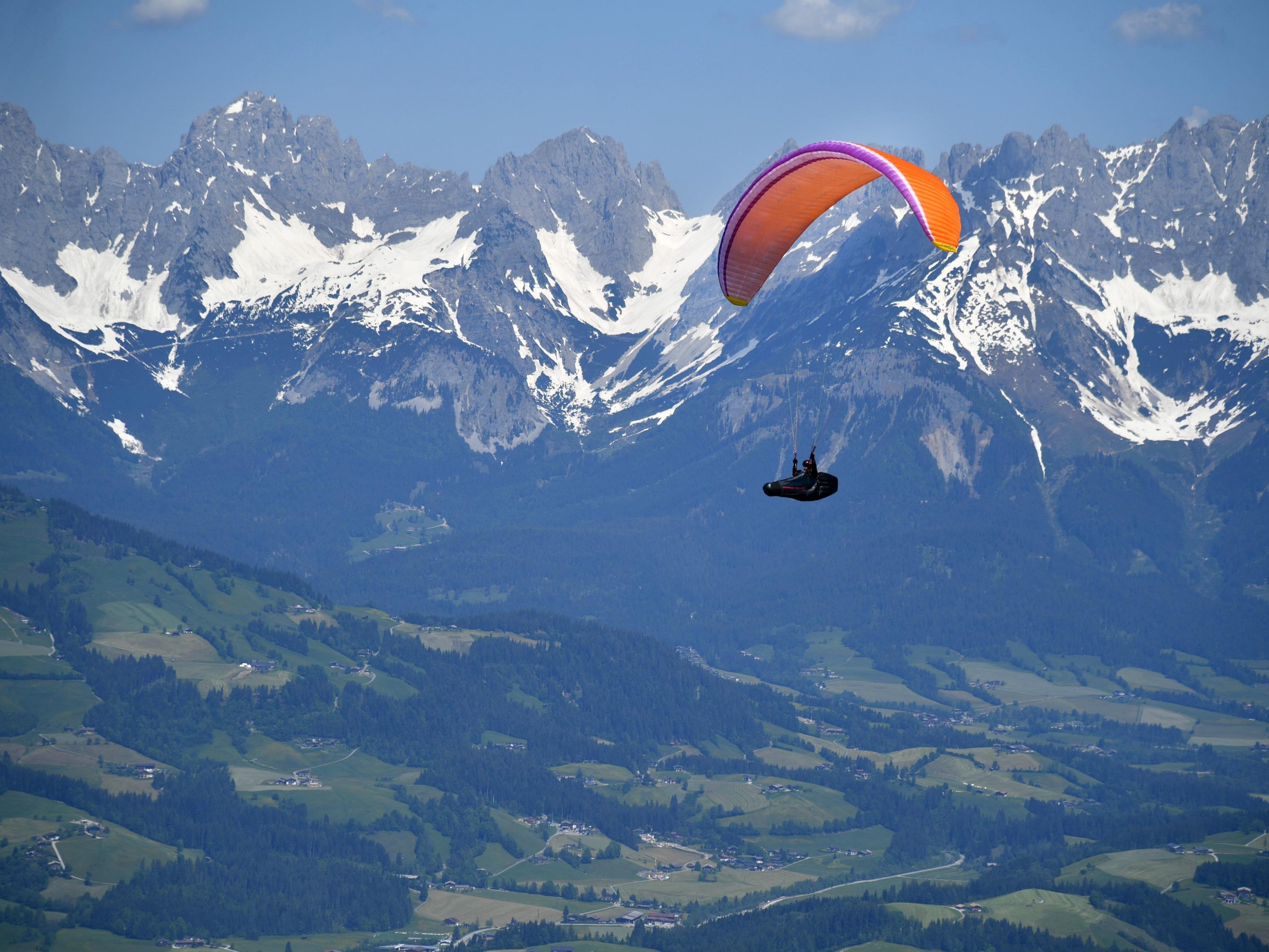 Ein Paragleiter ist bei der Landung in Klaus gestürzt.