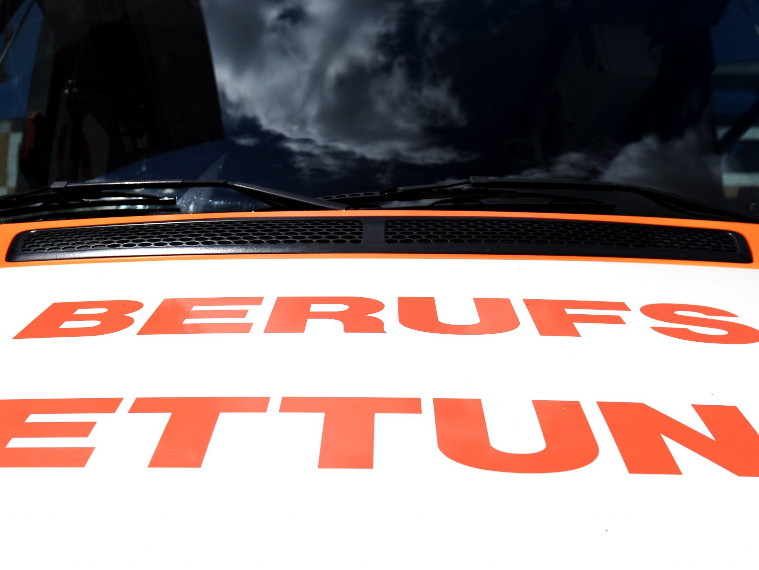 Zwei Personen wurden bei dem Unfall schwer verletzt.