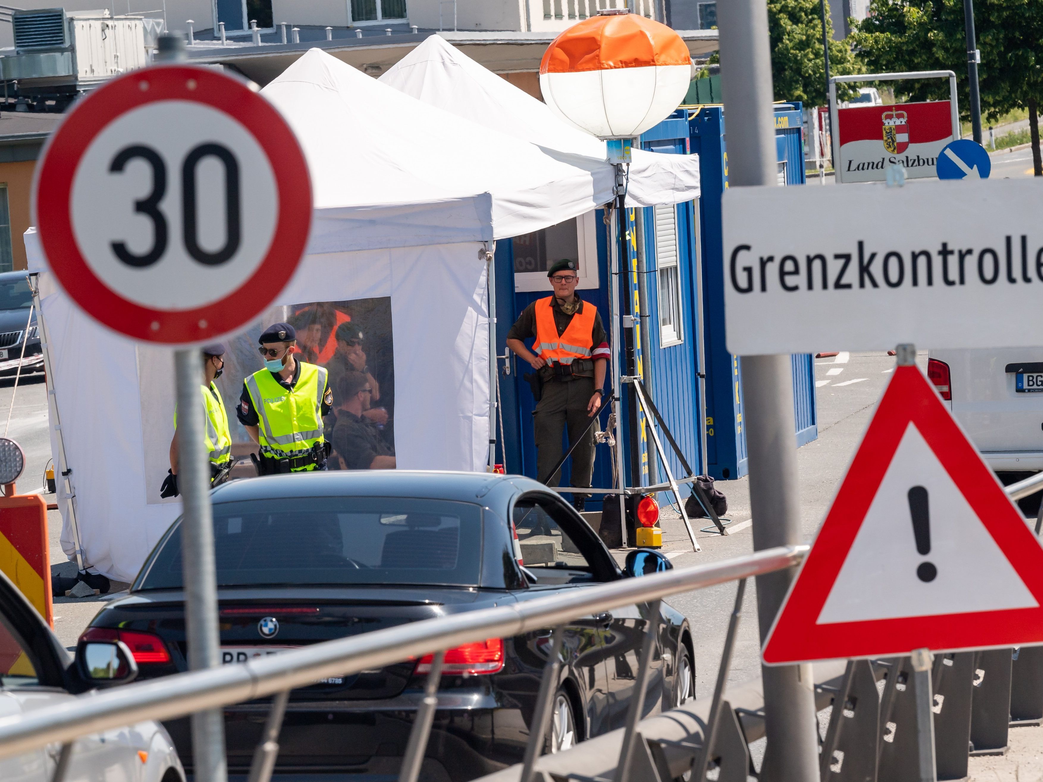 Die Grenzkontrollen werden noch bis Mitte Juni durchgeführt, stellt Anschober klar. Die Grenzkontrollen werden noch bis Mitte Juni durchgeführt, stellt Anschober klar.