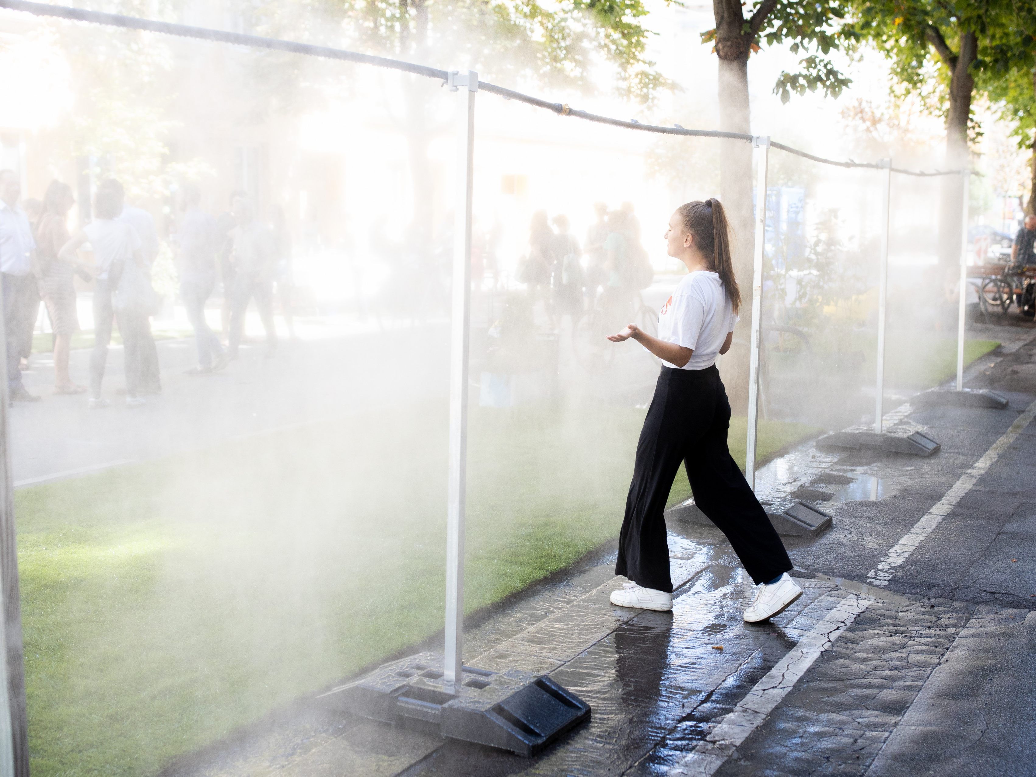 "Coole Straßen" in Wien: Bereits im Vorjahr wurden in Wien Straßen mit Nebelduschen gekühlt "Coole Straßen" in Wien: Bereits im Vorjahr wurden in Wien Straßen mit Nebelduschen gekühlt