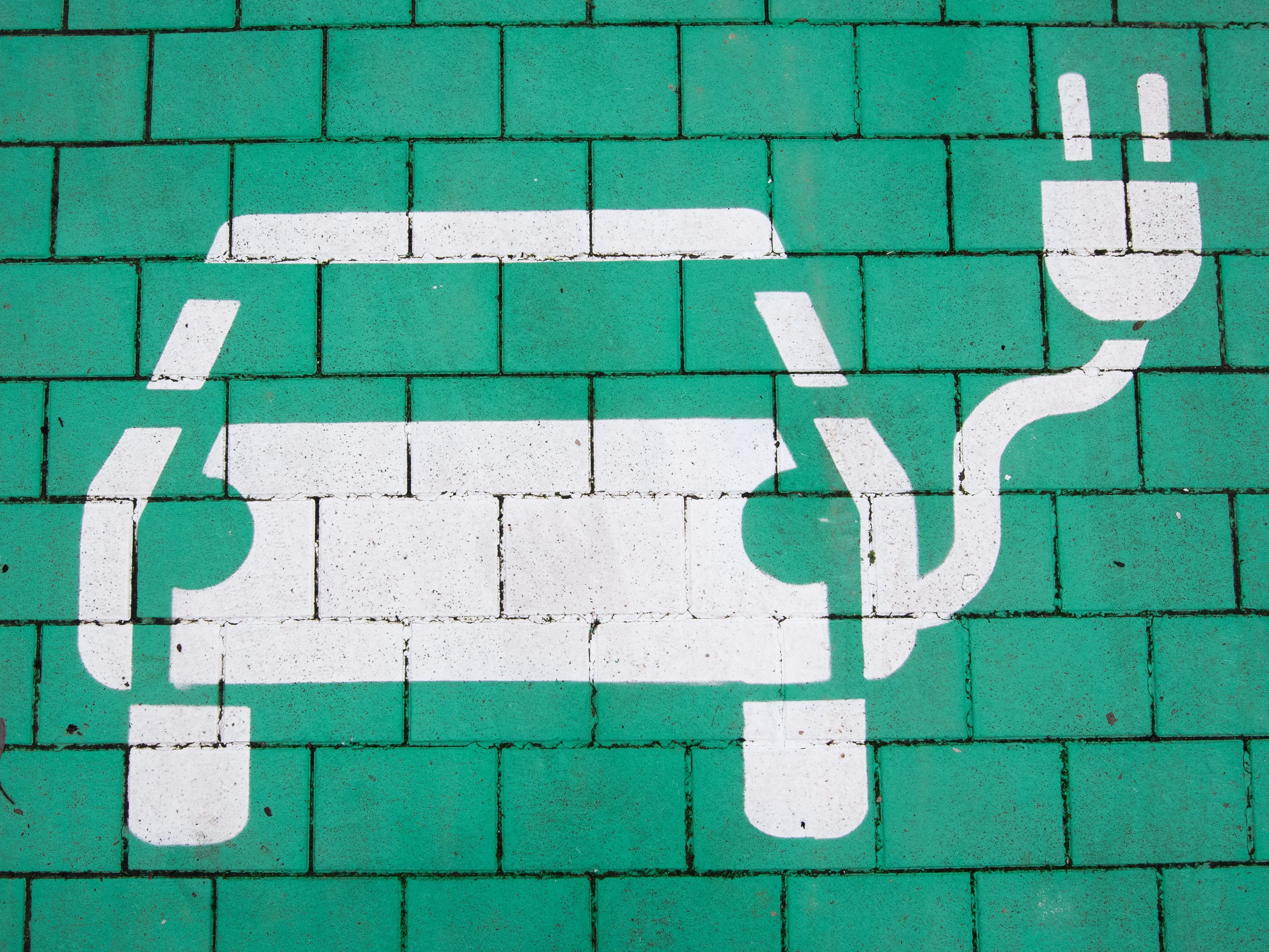 Mittelfristig ist ein Rückgang bei den Bestellungen von E-Autos zu erwarten. Mittelfristig ist ein Rückgang bei den Bestellungen von E-Autos zu erwarten.