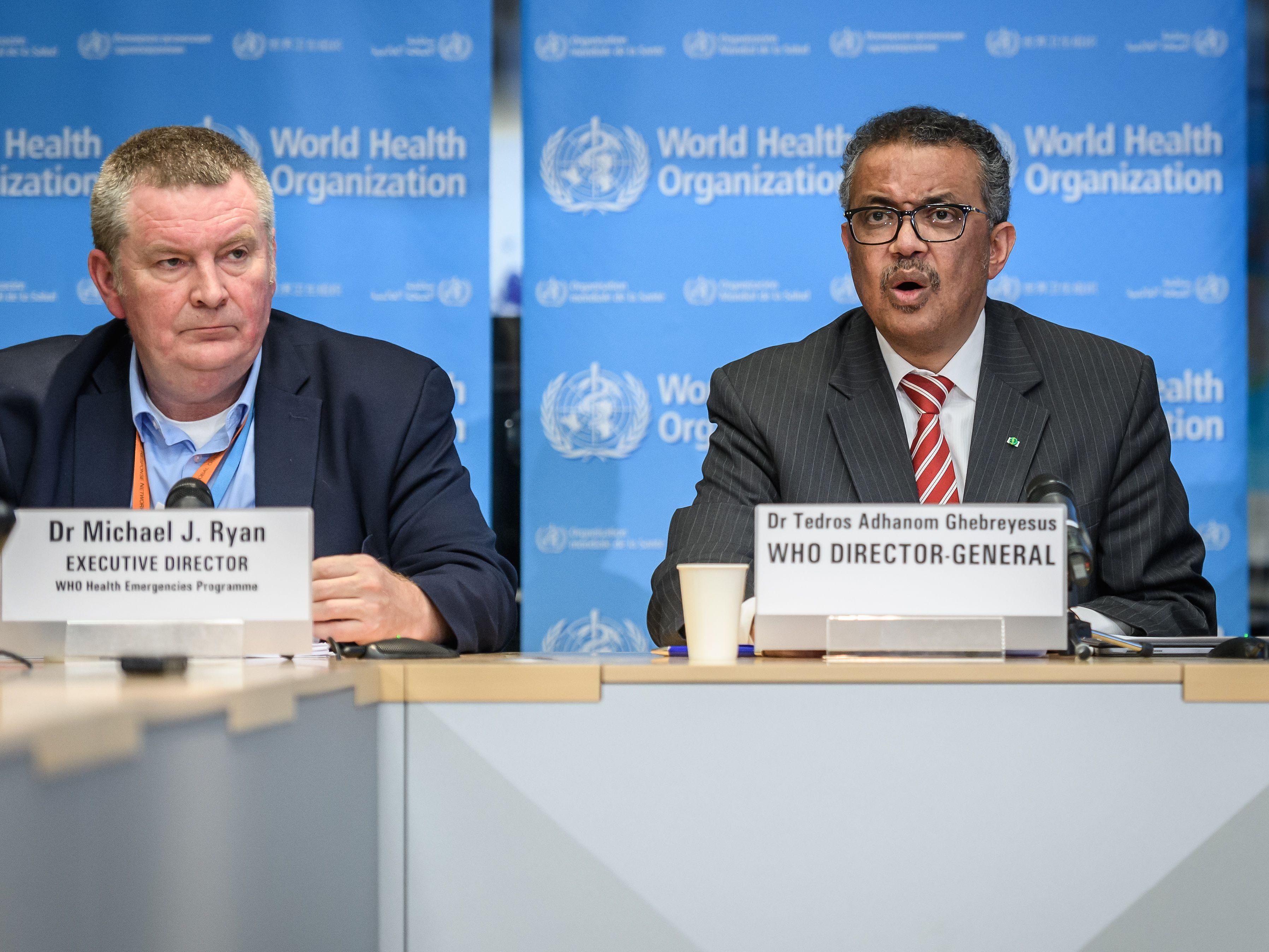 Der Abteilungsleiter der WHO für Gesundheitsnotfälle, Michael Ryan (l.) und WHO-Chef Tedros Adhanom Ghebreyesus am Montag in Genf