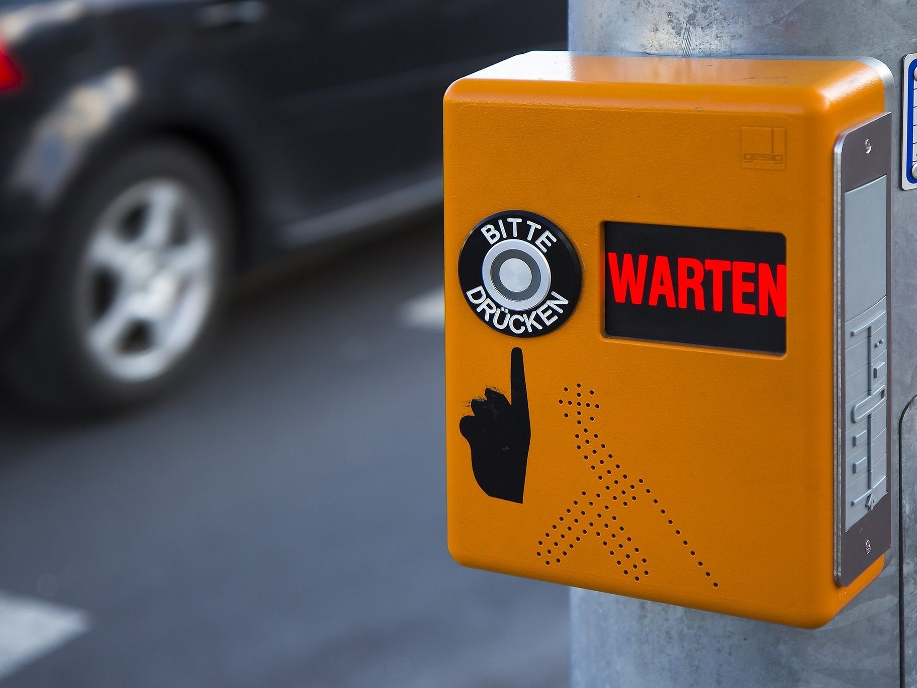 Die Fahrradfahrer warteten etwas zu lange. Die Fahrradfahrer warteten etwas zu lange.