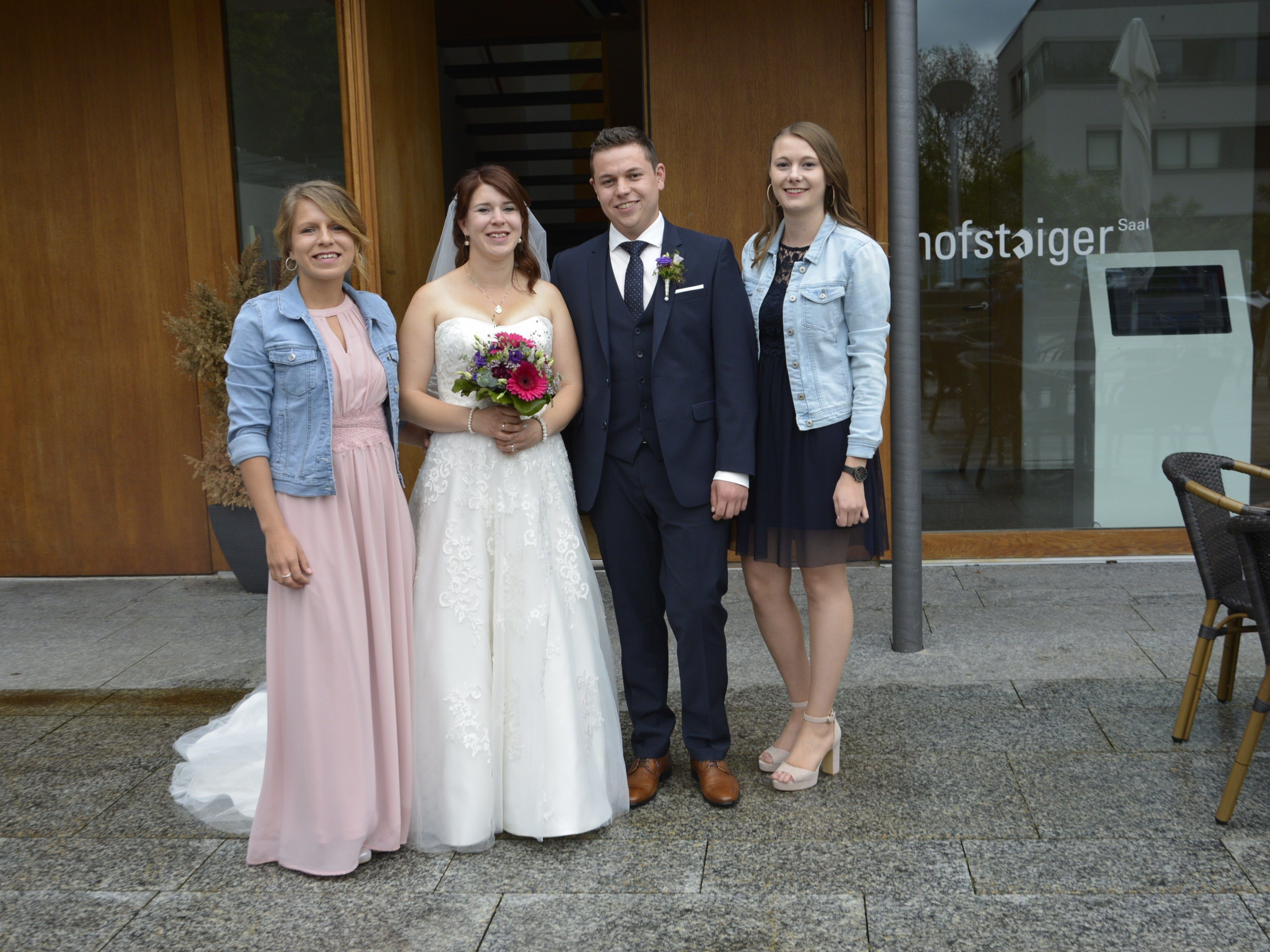 Das Brautpaar mit den Trauzeugen bei der standesamtlichen Hochzeit in Schwarzach. Das Brautpaar mit den Trauzeugen bei der standesamtlichen Hochzeit in Schwarzach.