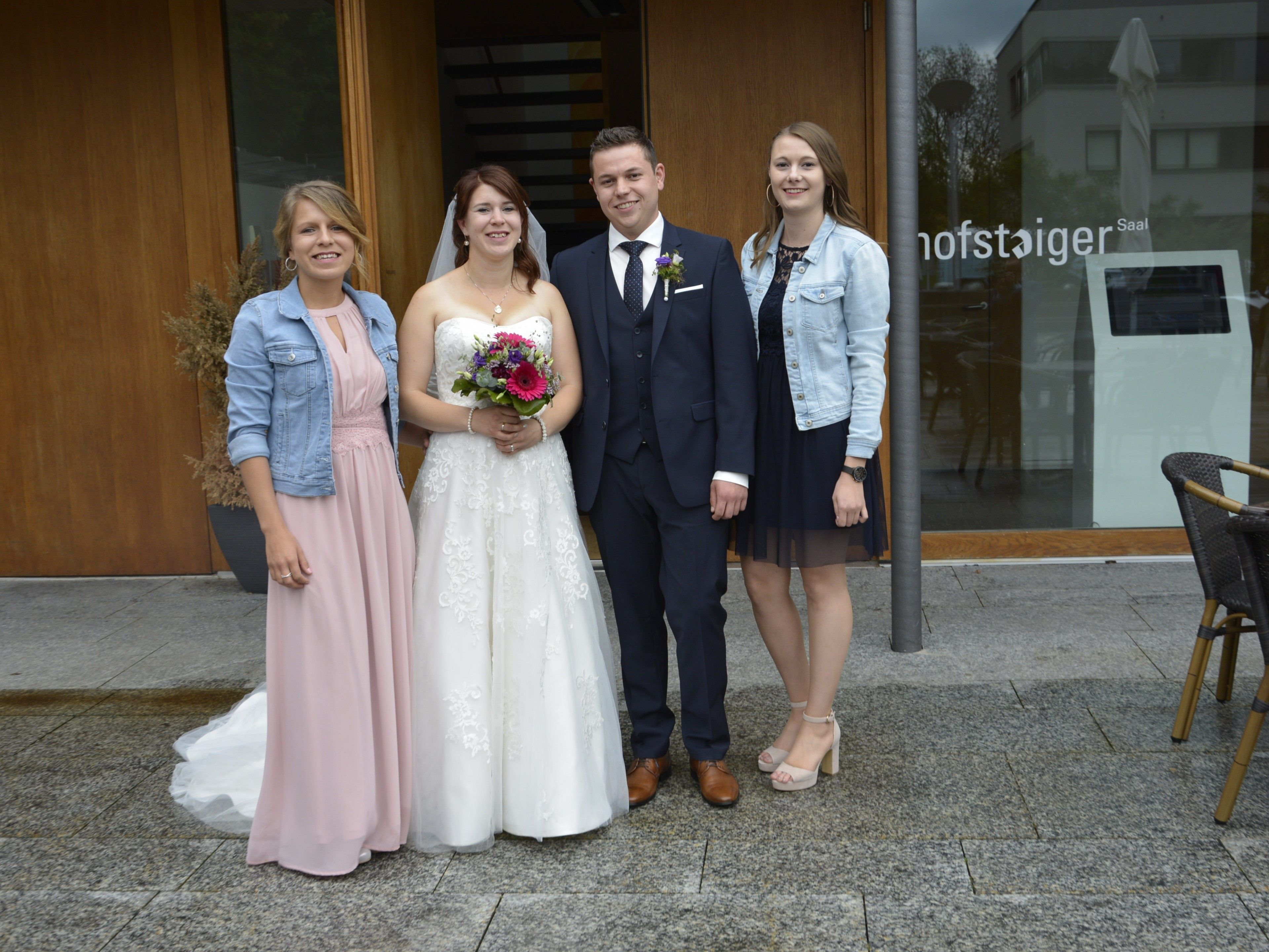 Das Brautpaar mit den Trauzeugen bei der standesamtlichen Hochzeit in Schwarzach.