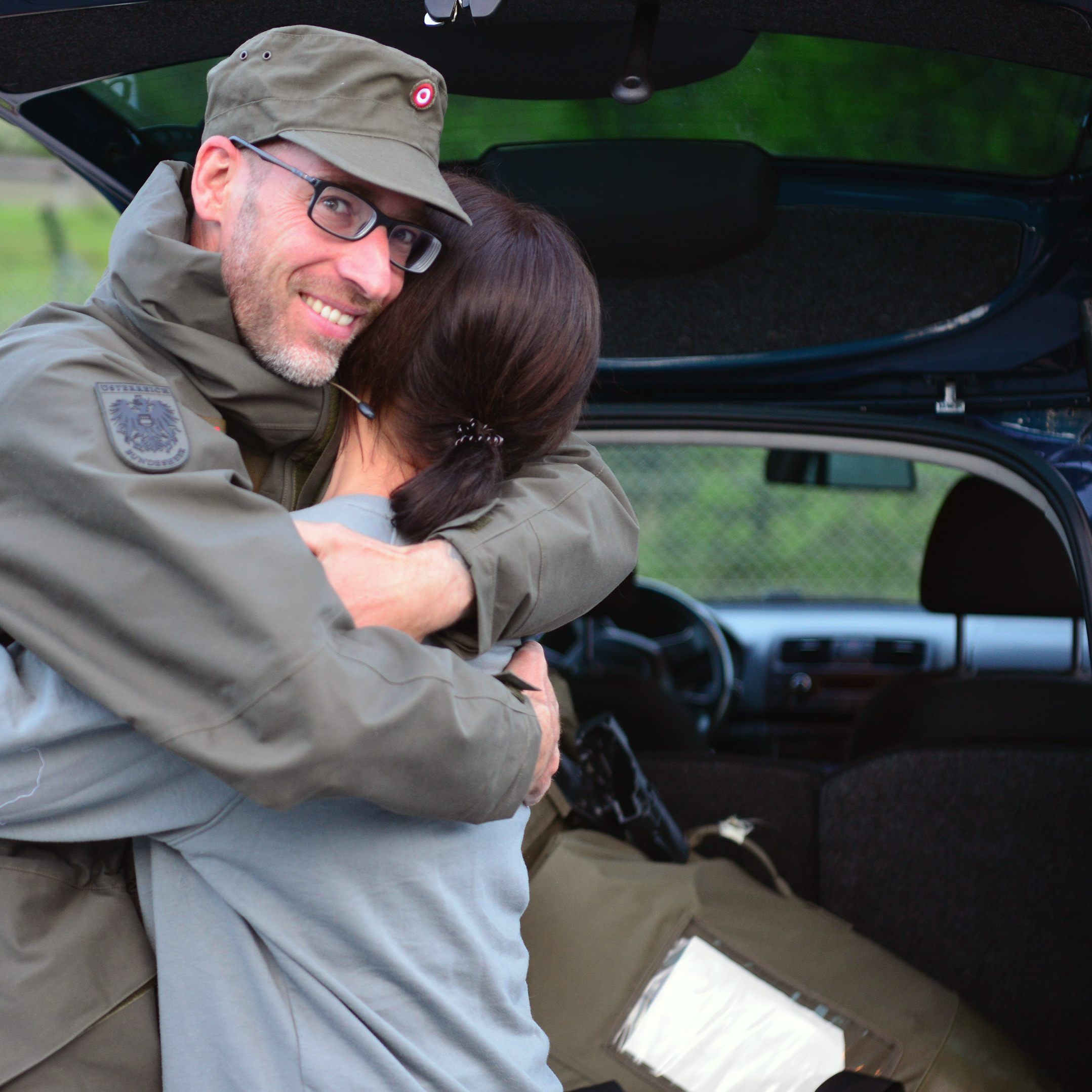 Gefreiter Clemens K. verabschiedet sich von seiner Frau.
