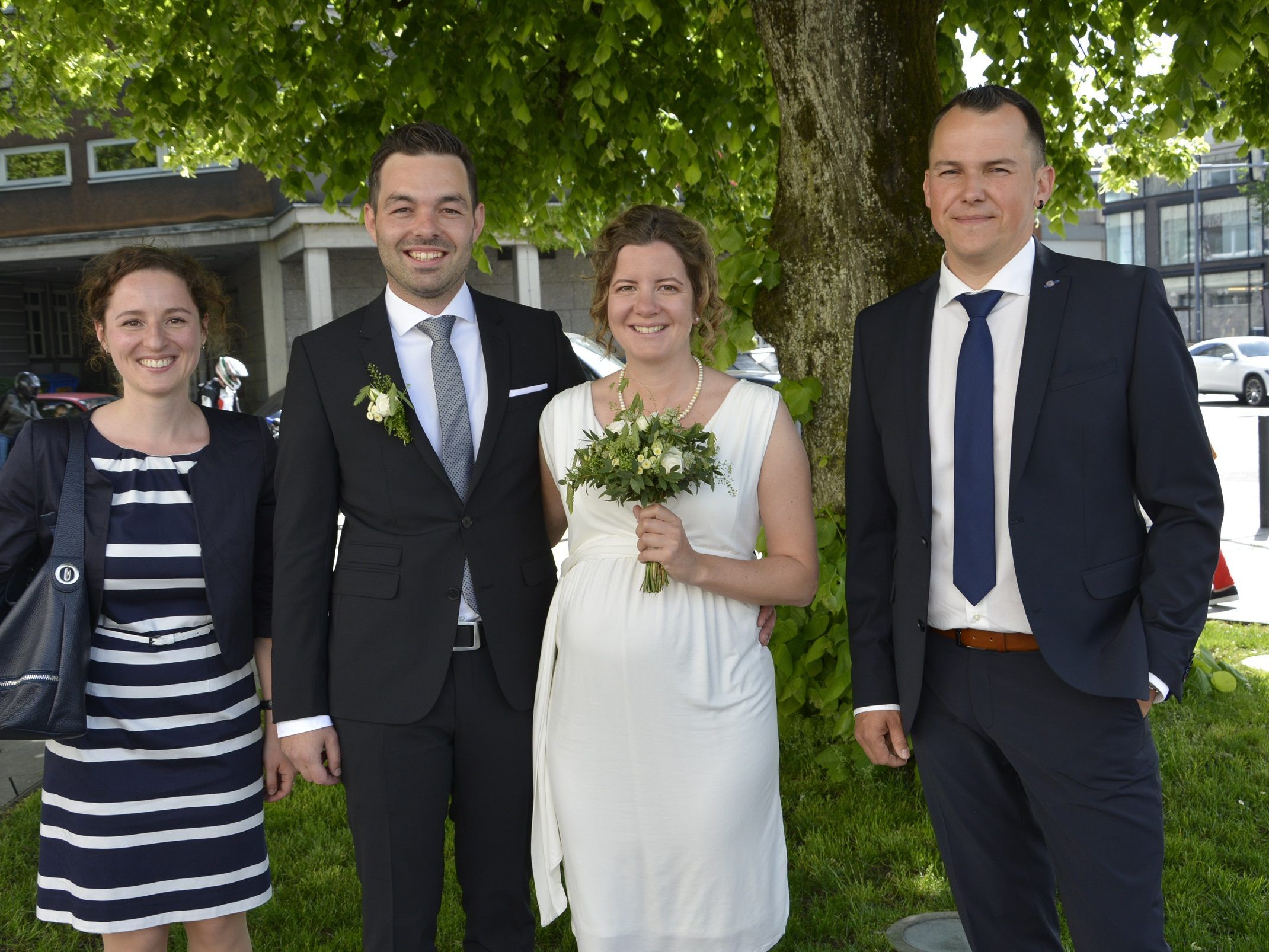 Das Brautpaar mit den Trauzeugen bei der standesamtlichen Hochzeit in Dornbirn. Das Brautpaar mit den Trauzeugen bei der standesamtlichen Hochzeit in Dornbirn.