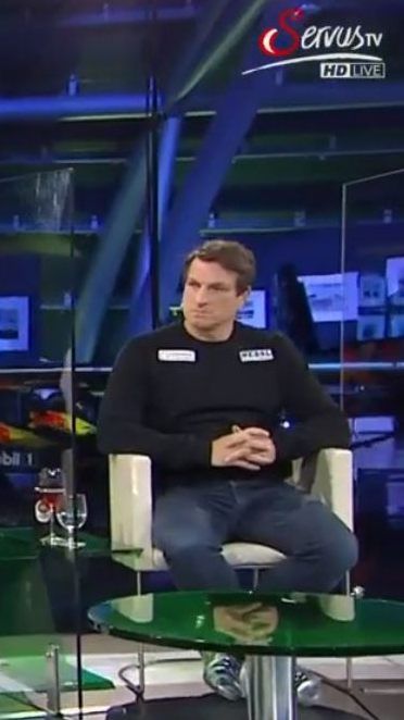 Im Hangar-7 mit unter Sicherheitsabstand und hinter Schutzscheiben über die Zukunft der Bundesliga diskutiert.