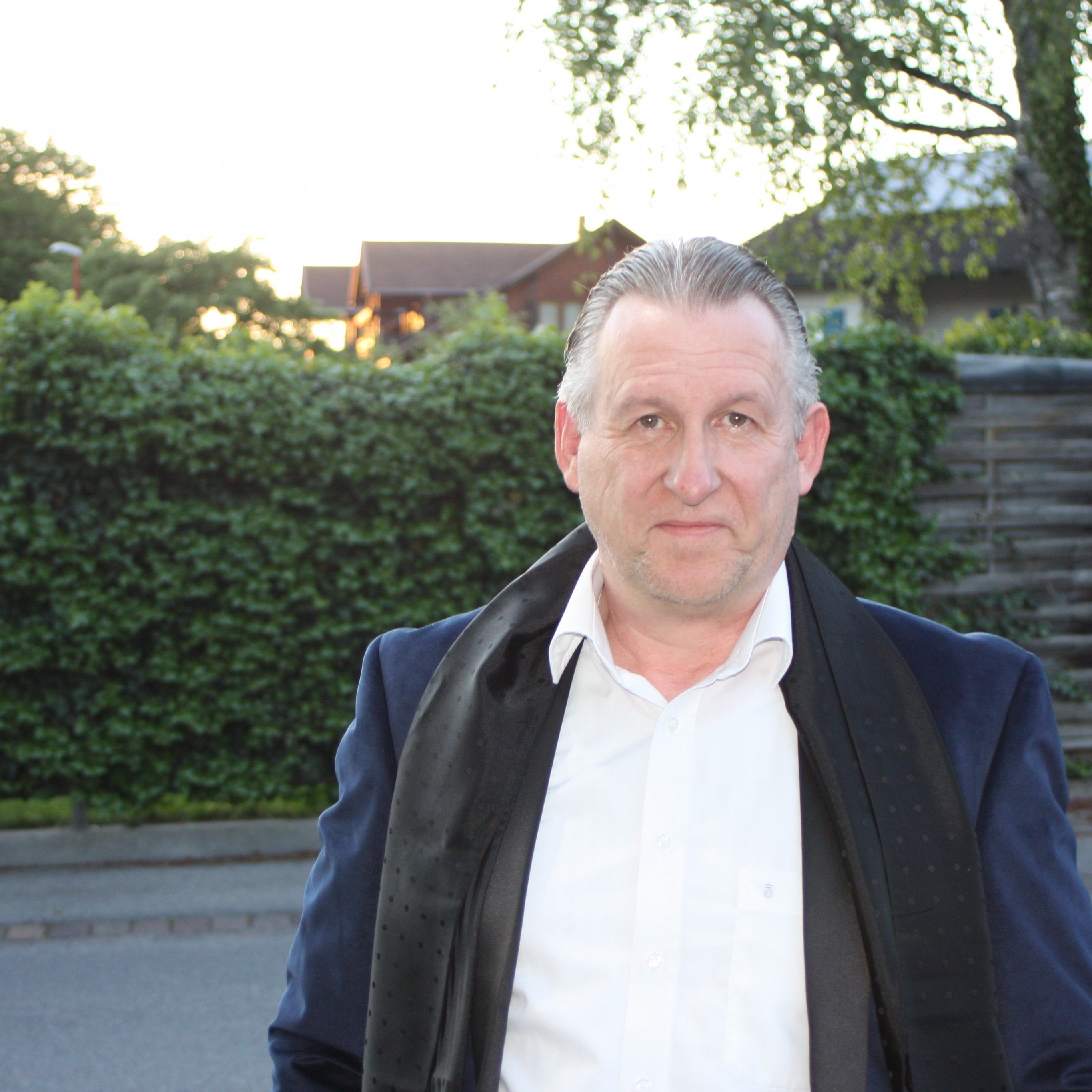 Zusammen mit Bernie Weber hat Armin Weber das Benefizevent Kunst hilft Kunst ins Leben gerufen