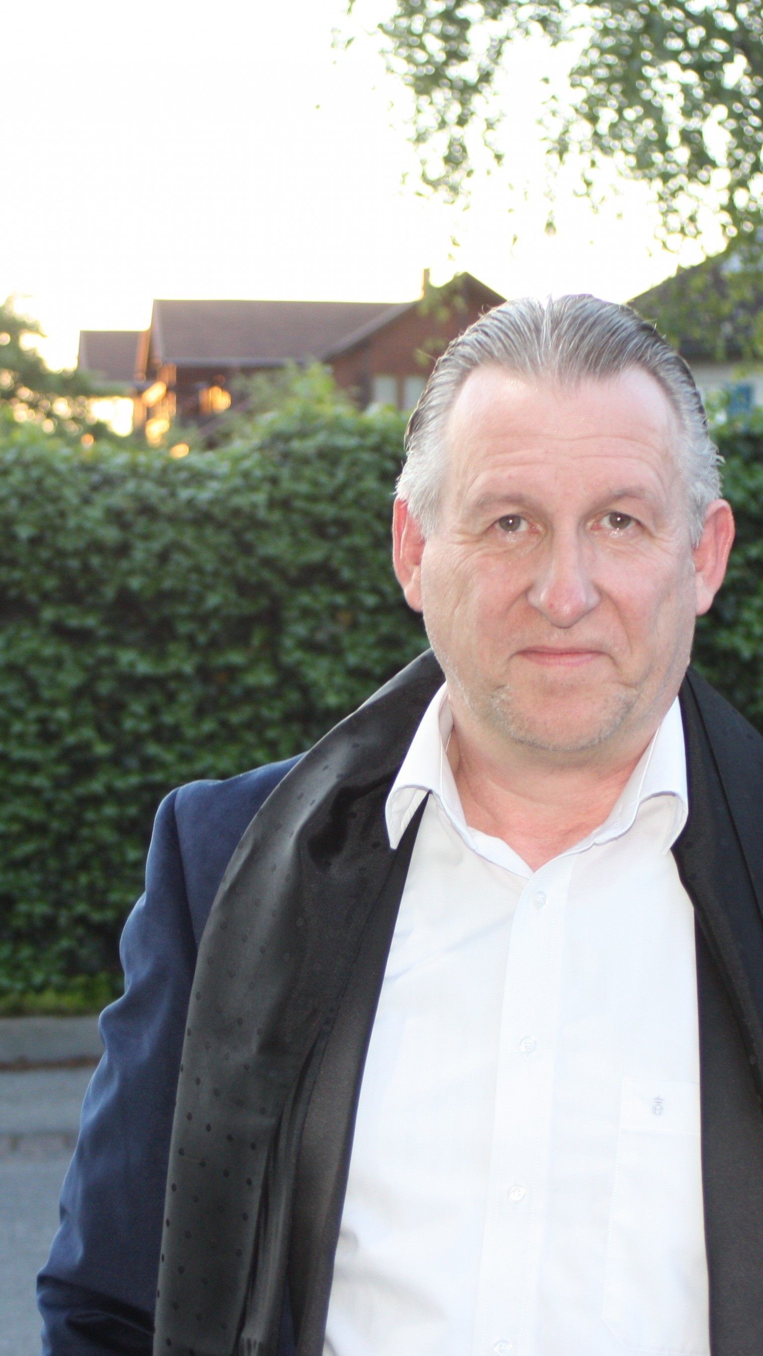 Zusammen mit Bernie Weber hat Armin Weber das Benefizevent Kunst hilft Kunst ins Leben gerufen