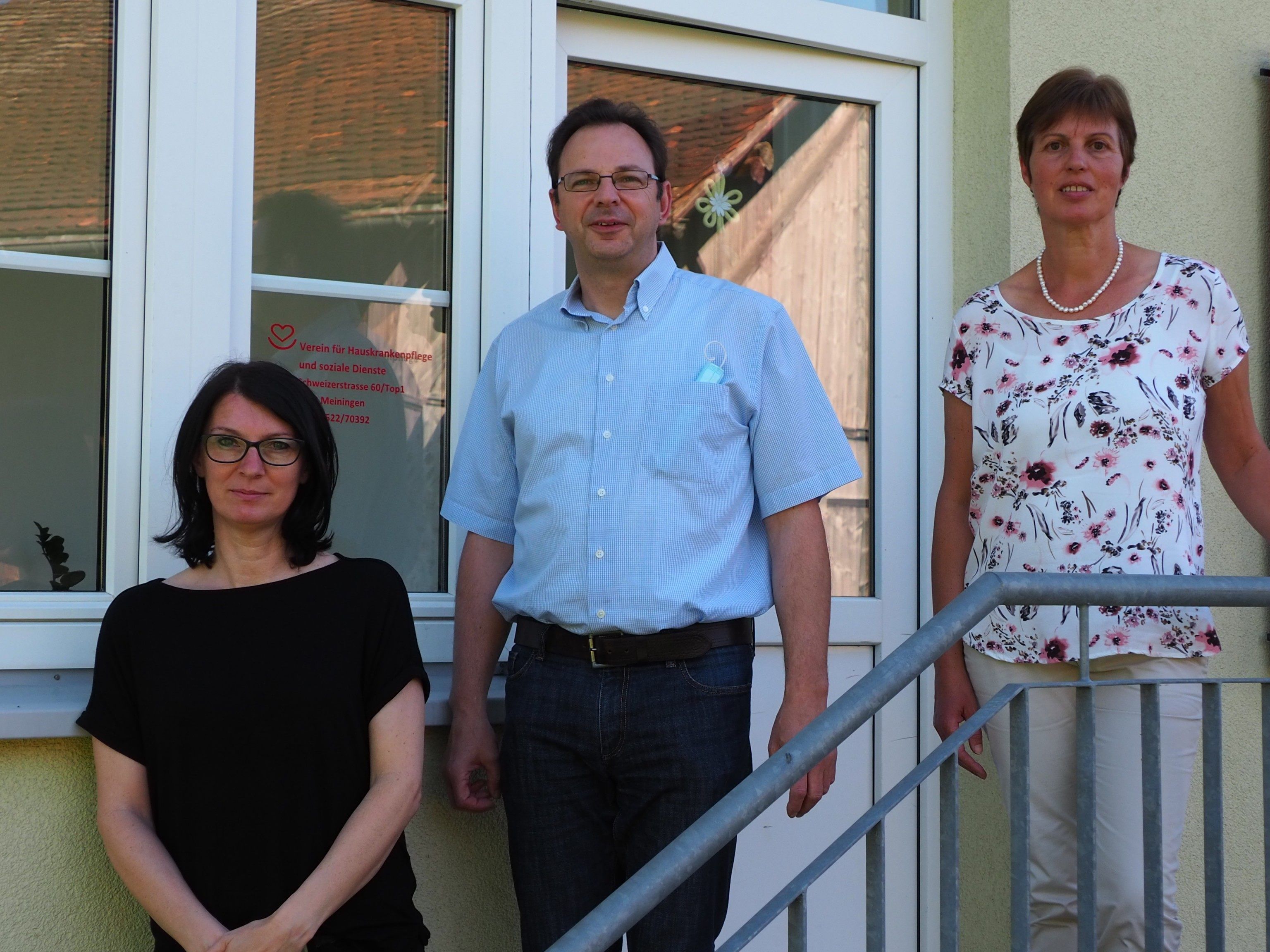 Beate Weber, Gerd Fleisch, Birgit Keßler vor ihrem neuen "Zuhause"