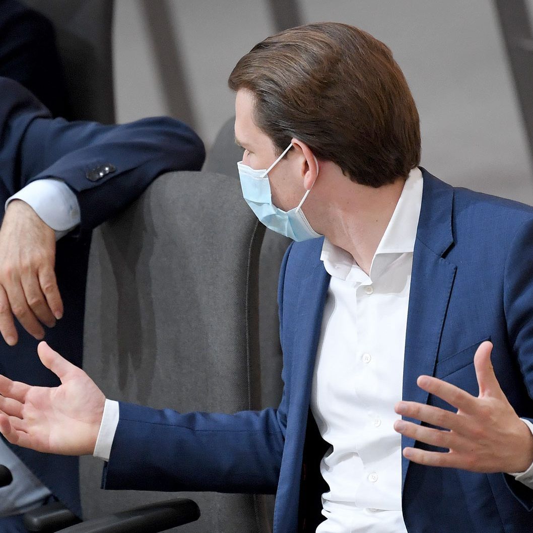 Vizekanzler Werner Kogler (l.) und Bundeskanzler Sebastian Kurz (r.) im Rahmen einer Sitzung des Nationalrates am 29. Mai.