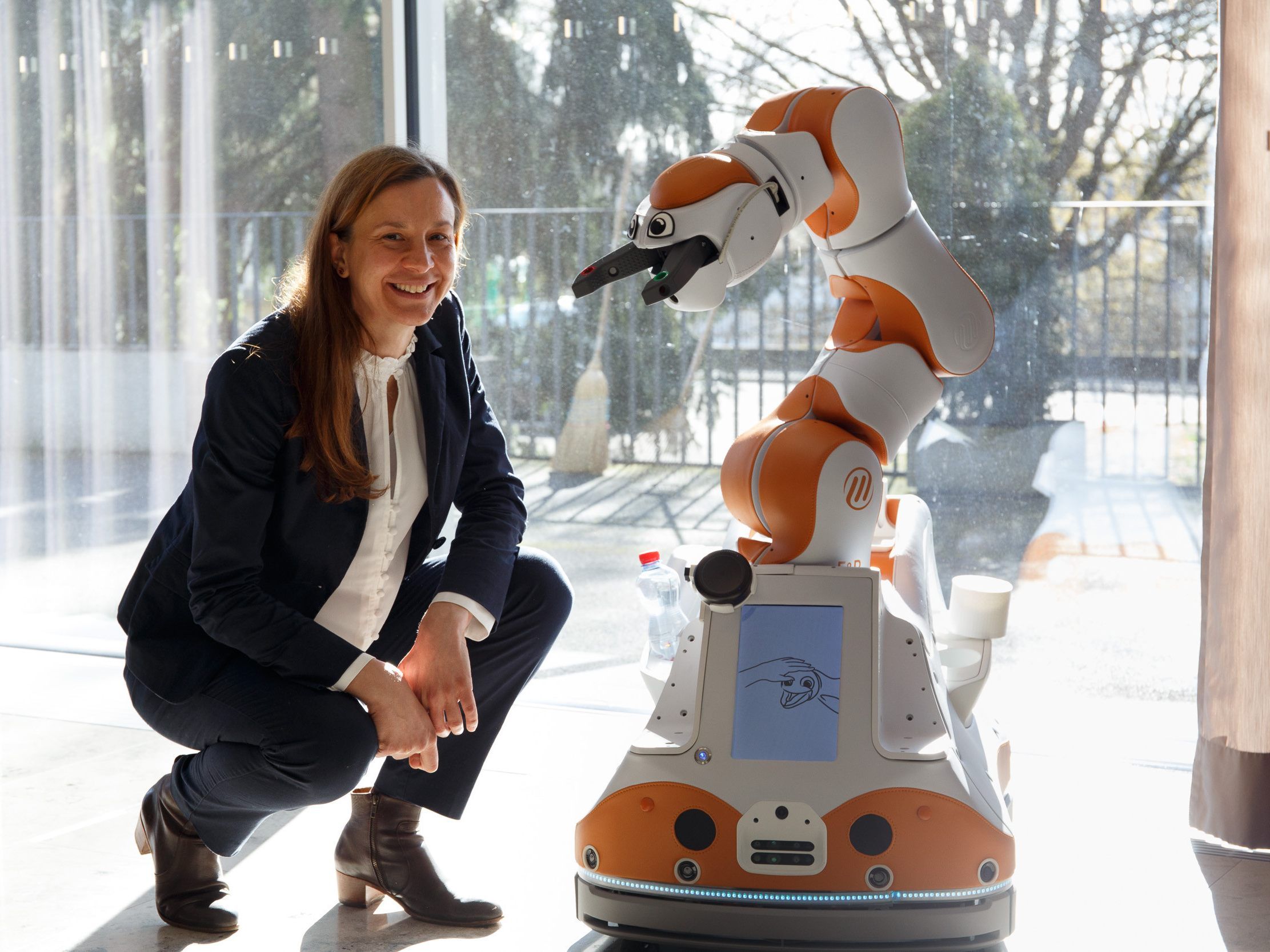 Die Projektleiterin seitens der FH Vorarlberg, Dr. Katrin Paldàn mit dem Roboter „LIO“. Die Projektleiterin seitens der FH Vorarlberg, Dr. Katrin Paldàn mit dem Roboter „LIO“.