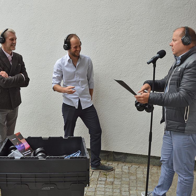 Spartengeschäftsführer Armin Immler testet mit Daniel Strolz (Strolz Events) und Hilmar Müller, Fachgruppengeschäftsführer der Landesinnung Bau (v.r.) die technische Neuerung