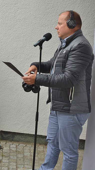 Spartengeschäftsführer Armin Immler testet mit Daniel Strolz (Strolz Events) und Hilmar Müller, Fachgruppengeschäftsführer der Landesinnung Bau (v.r.) die technische Neuerung