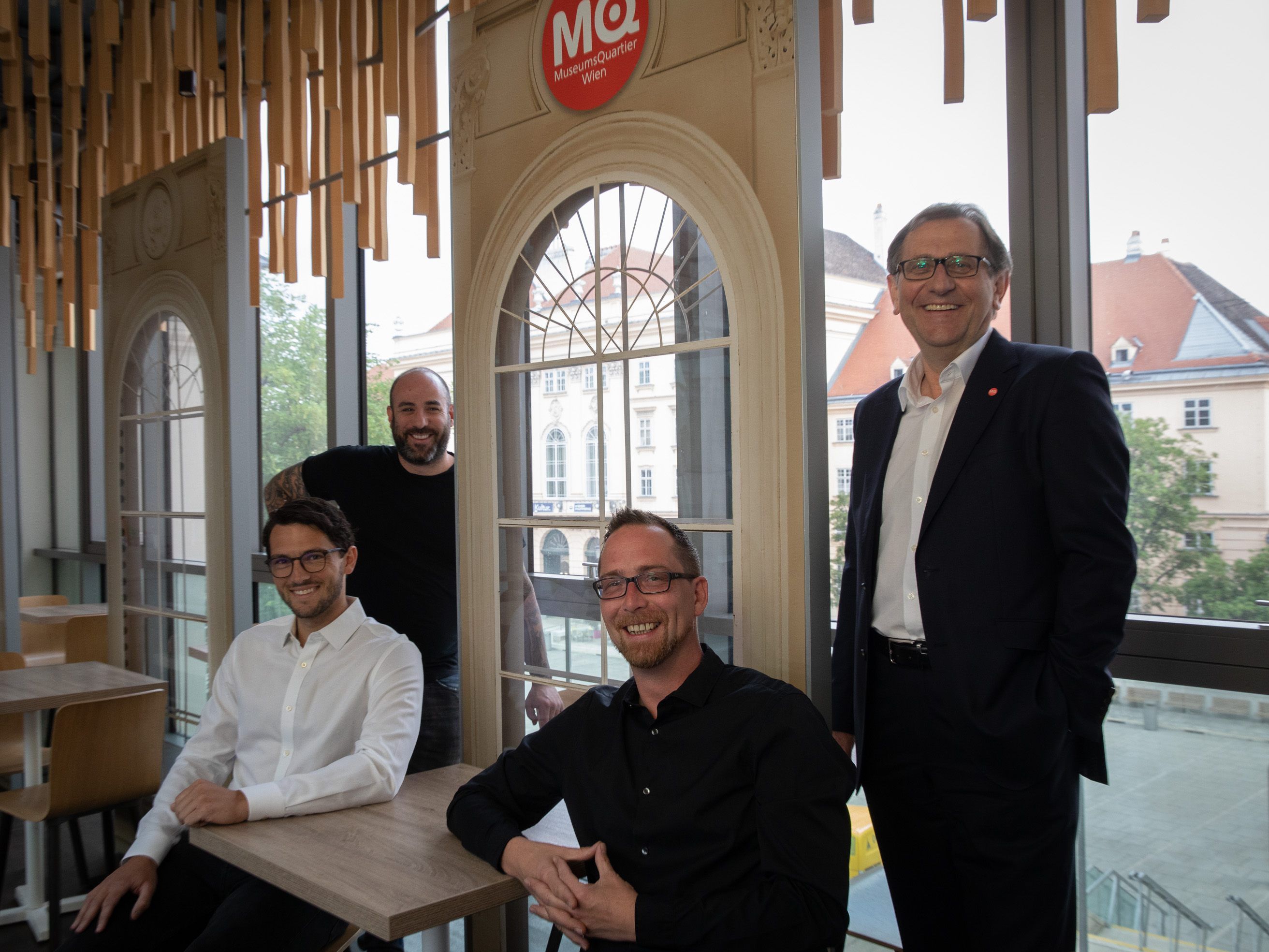Das Café Leopold setzt in Corona-Zeiten auf Hygienewände. Das Café Leopold setzt in Corona-Zeiten auf Hygienewände.