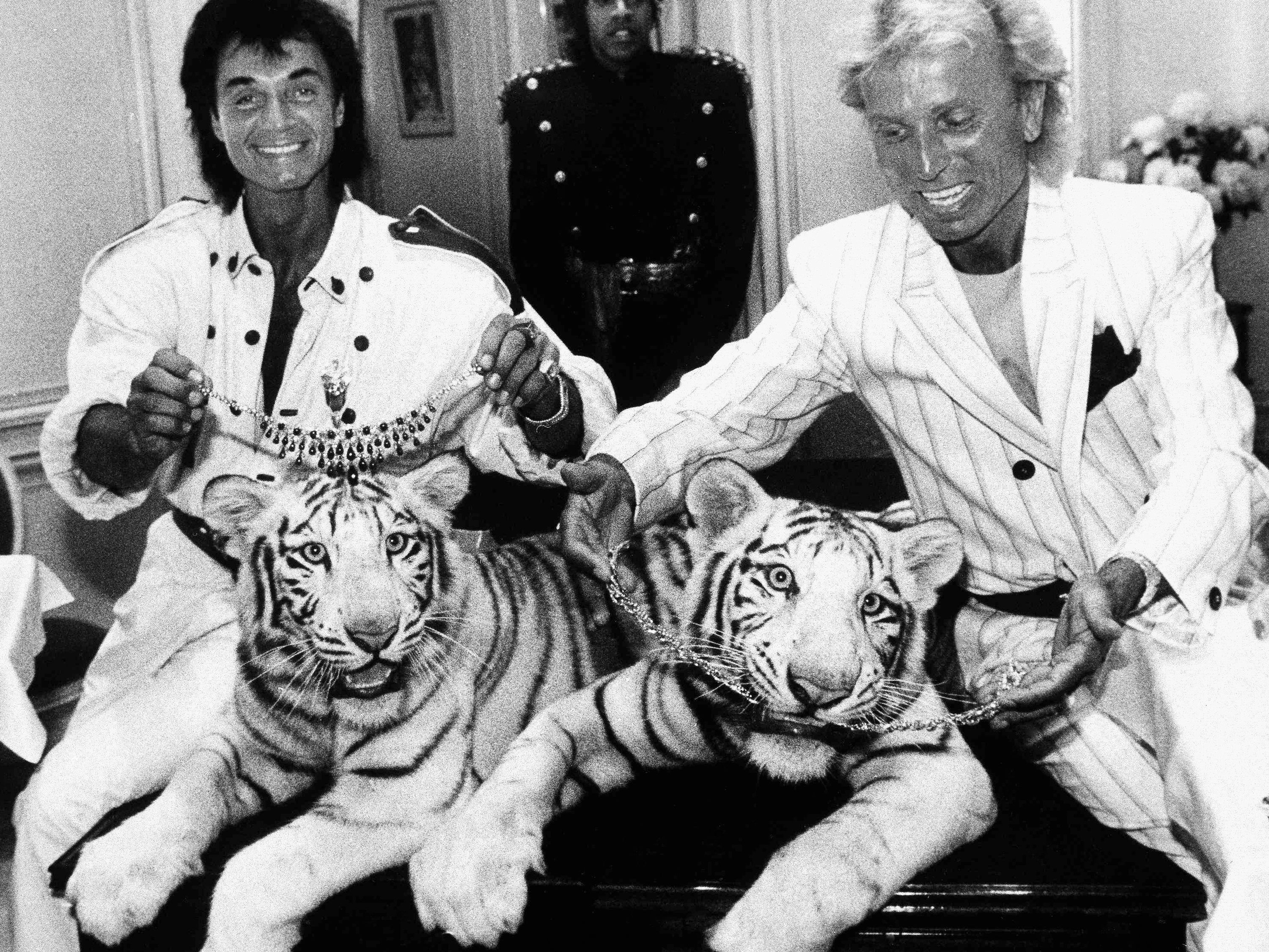 Siegfried und Roy am Höhepunkt ihrer Karriere in Las Vegas im Jahr 1987 Siegfried und Roy am Höhepunkt ihrer Karriere in Las Vegas im Jahr 1987