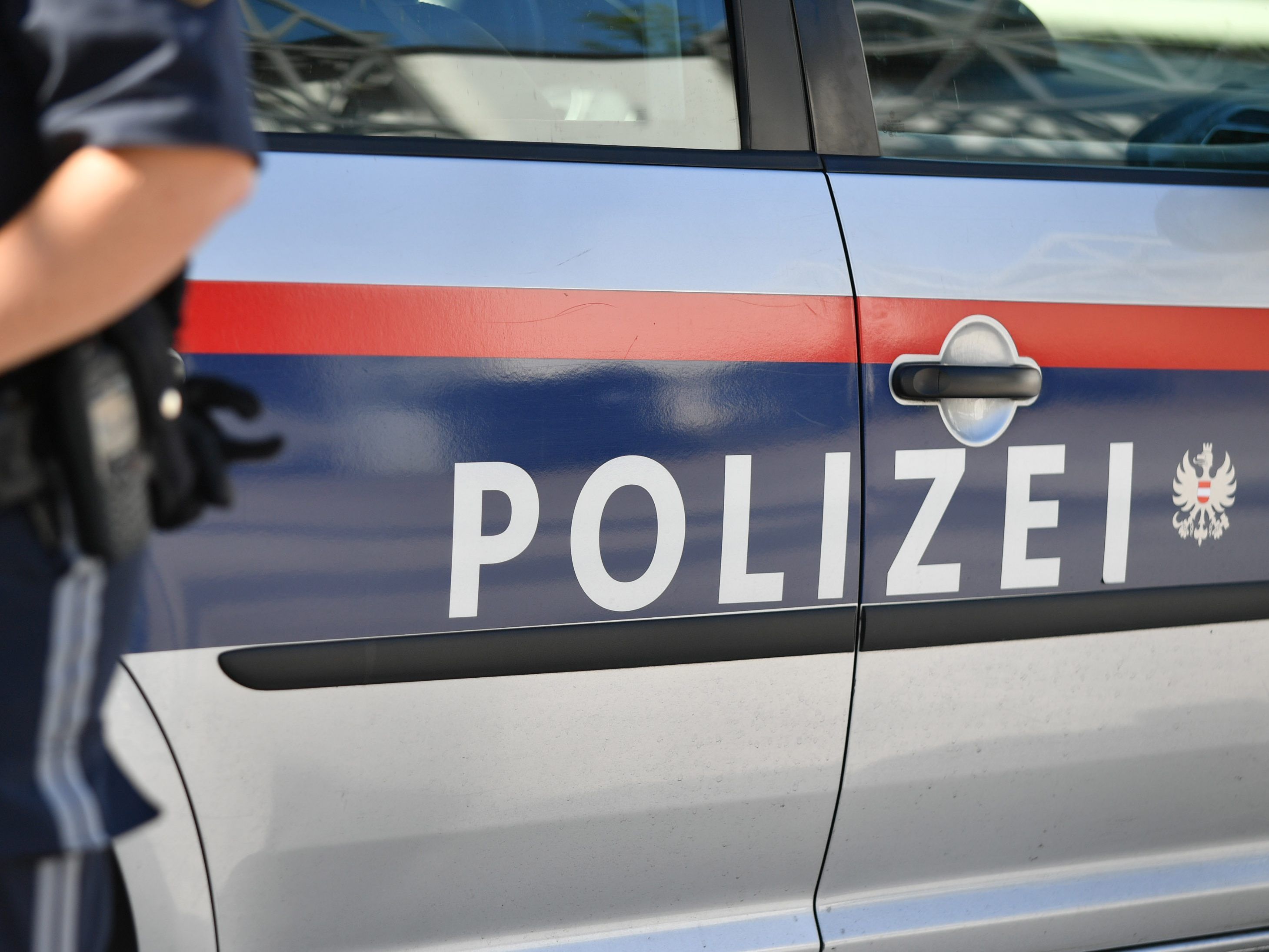 Die Polizei sucht den Pkw-Lenker, oder Zeugen des Unfalls. Die Polizei sucht den Pkw-Lenker, oder Zeugen des Unfalls.