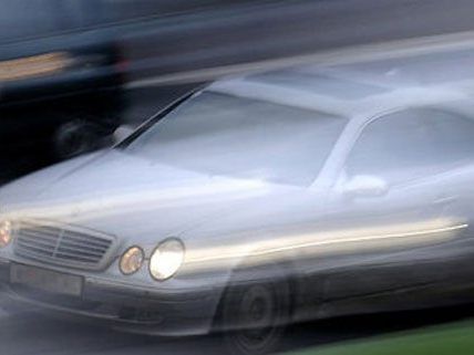 Mit 120 km/h raste der Mann durch Wien und verletzte dabei eine Frau.