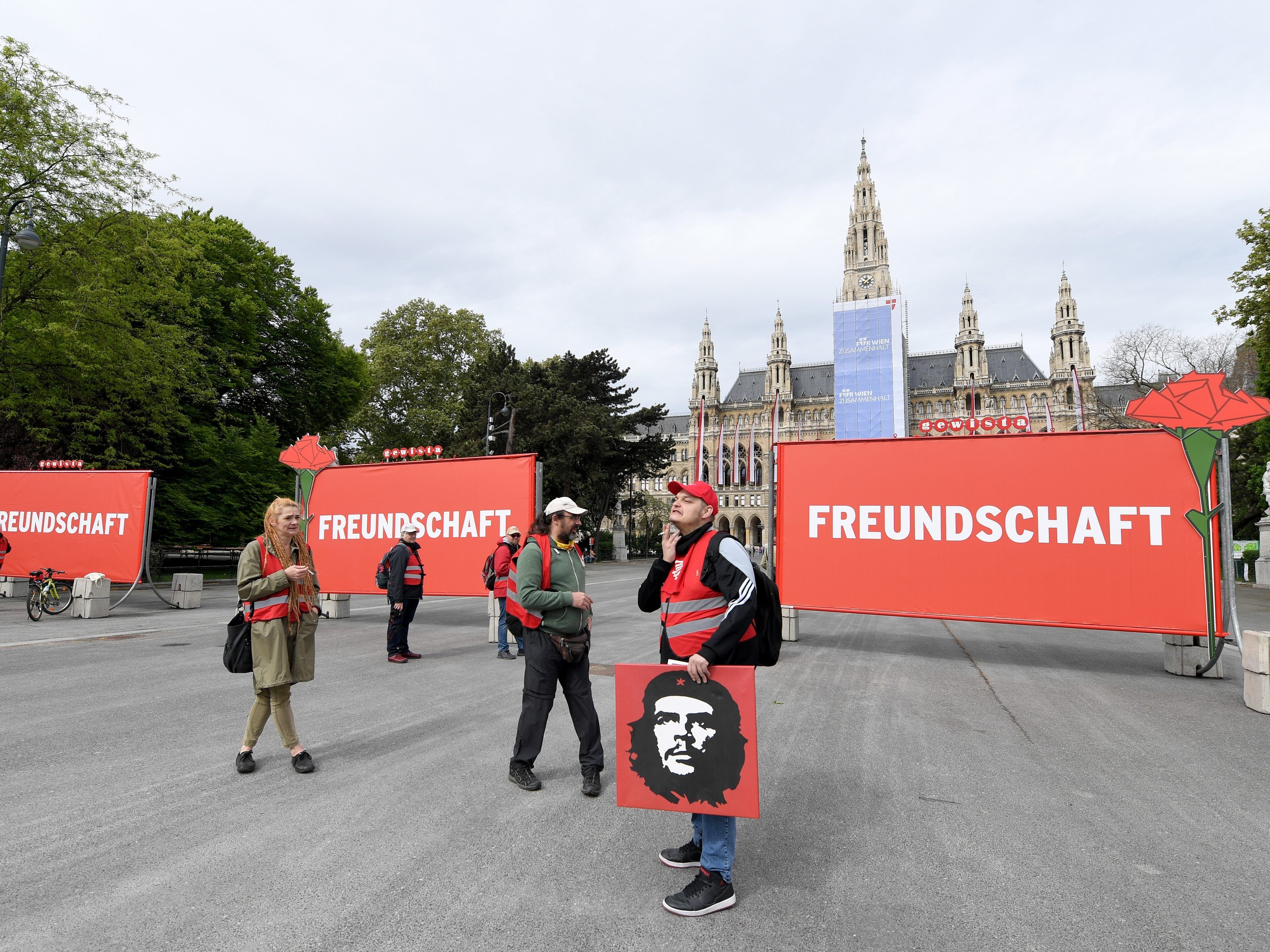 Vereinzelt besuchten eingeschworene Sozialisten den Wiener Rathausplatz.