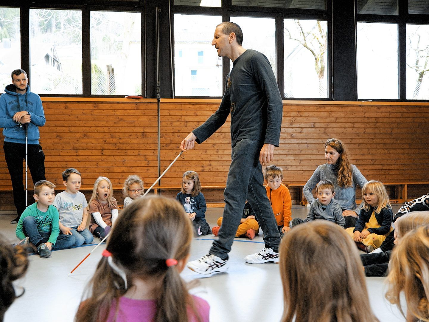 Projekt-Gast Karlheinz Ritter beeindruckte die Kinder. Projekt-Gast Karlheinz Ritter beeindruckte die Kinder.