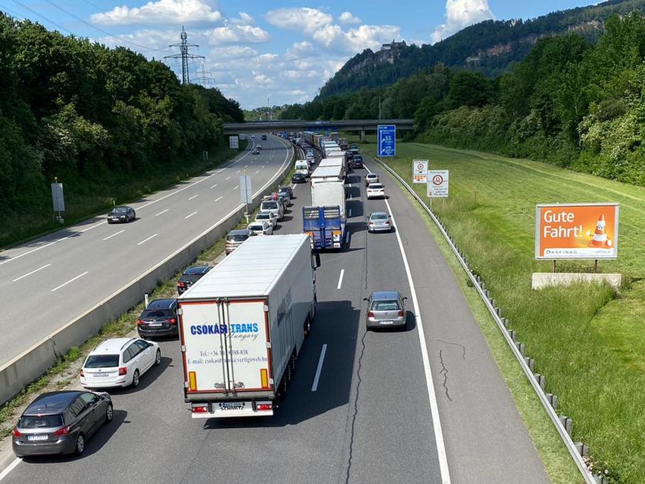 Durch die nach wie vor bestehenden Grenzkontrollen staut sich der Verkehr von der deutschen Grenze zurück.