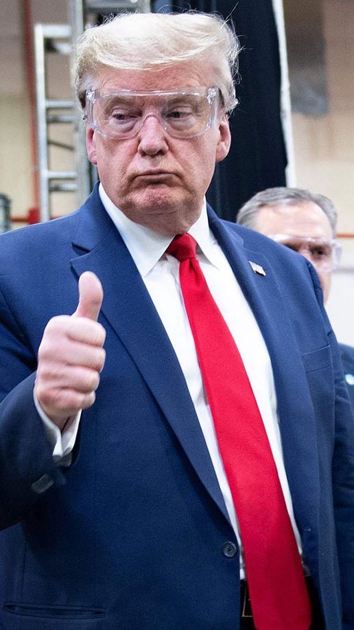 US-Präsident Trump trug bei seinem Besuch einer Fabrik für Schutzmasken selbst keine - die Belegschaft schon.