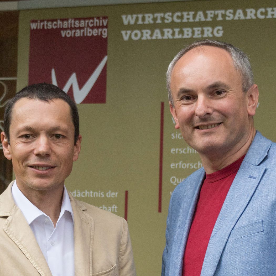 Das Wirtschaftsarchiv-Team mit Archivar Christian Feurstein (l.) und GF Gerhard Siegl (r.).
