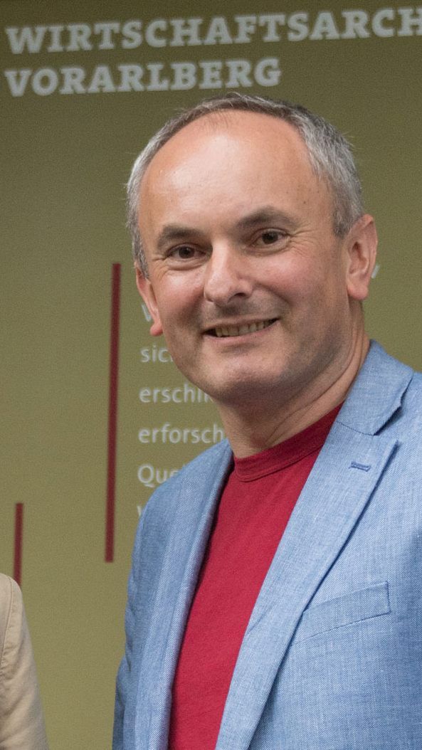 Das Wirtschaftsarchiv-Team mit Archivar Christian Feurstein (l.) und GF Gerhard Siegl (r.).