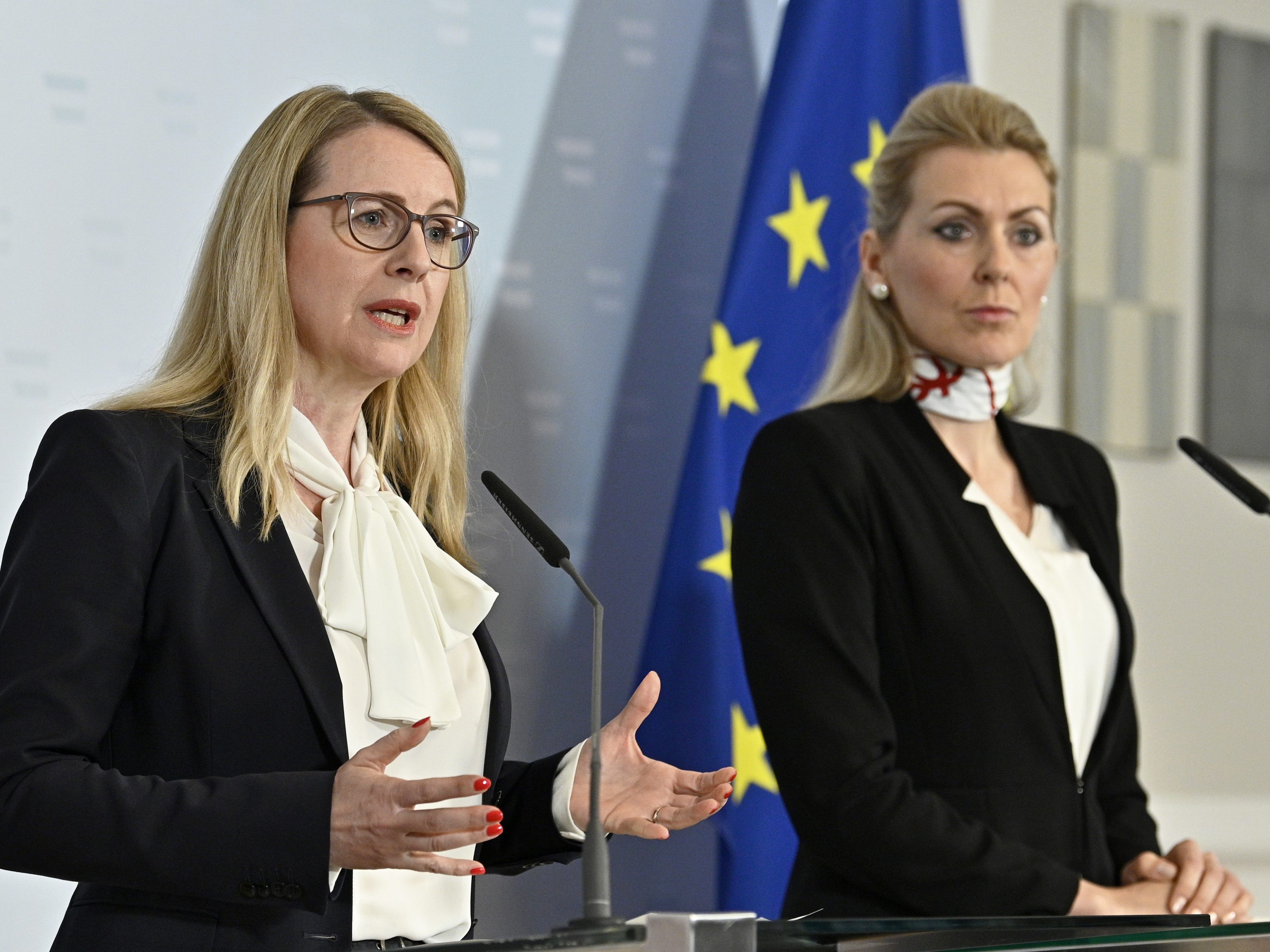 Die Arbeits- und Wirtschaftsministerin informieren heute über den Zustand des Arbeitsmarktes. Die Arbeits- und Wirtschaftsministerin informieren heute über den Zustand des Arbeitsmarktes.