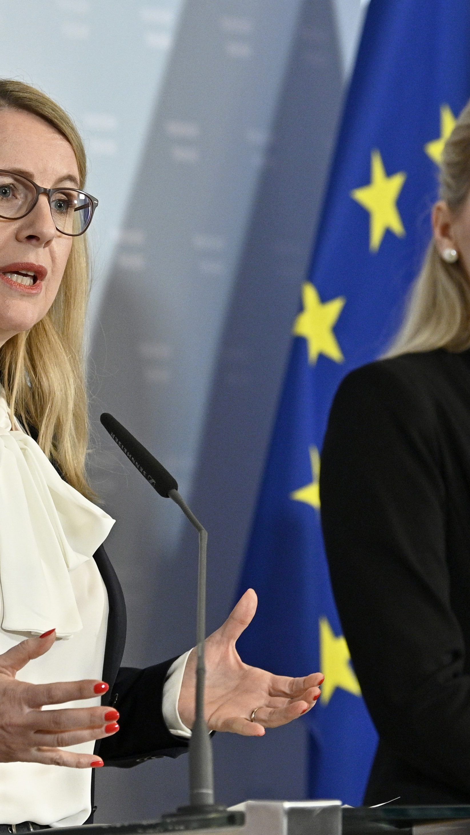 Die Arbeits- und Wirtschaftsministerin informieren heute über den Zustand des Arbeitsmarktes.