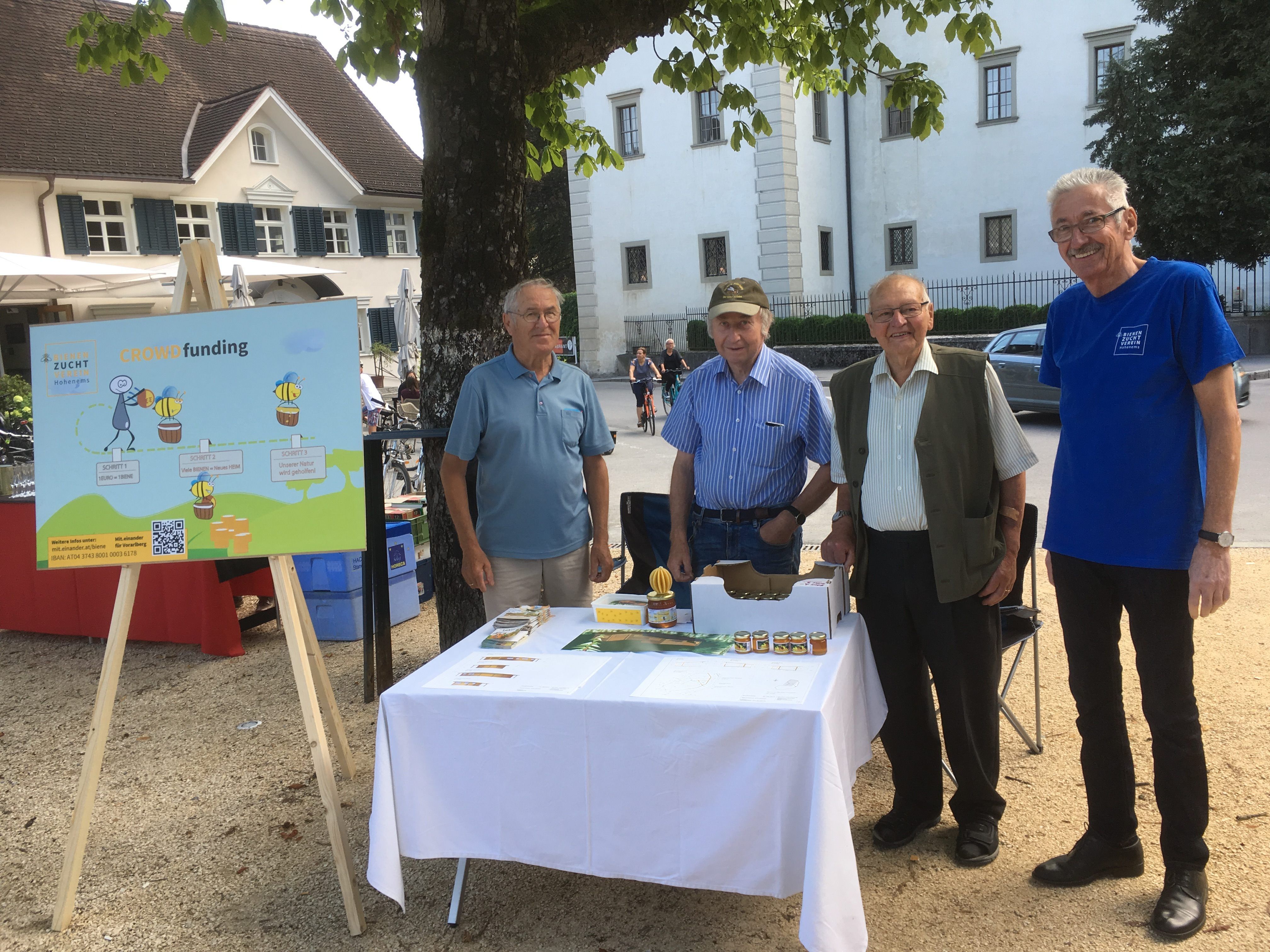 Das Team des Bienenzuchtverein Hohenems bewarb beim Wochenmarkt das neue Bienenhaus Das Team des Bienenzuchtverein Hohenems bewarb beim Wochenmarkt das neue Bienenhaus