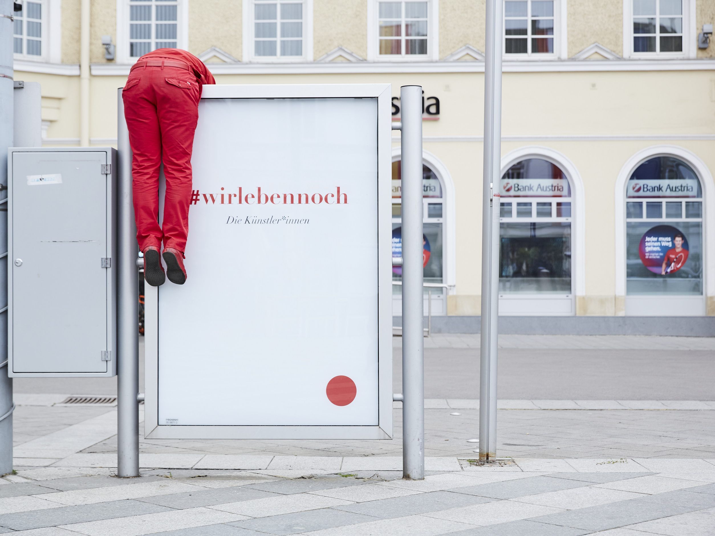 Der Künstler "donhofer" auf seinem Plakat.