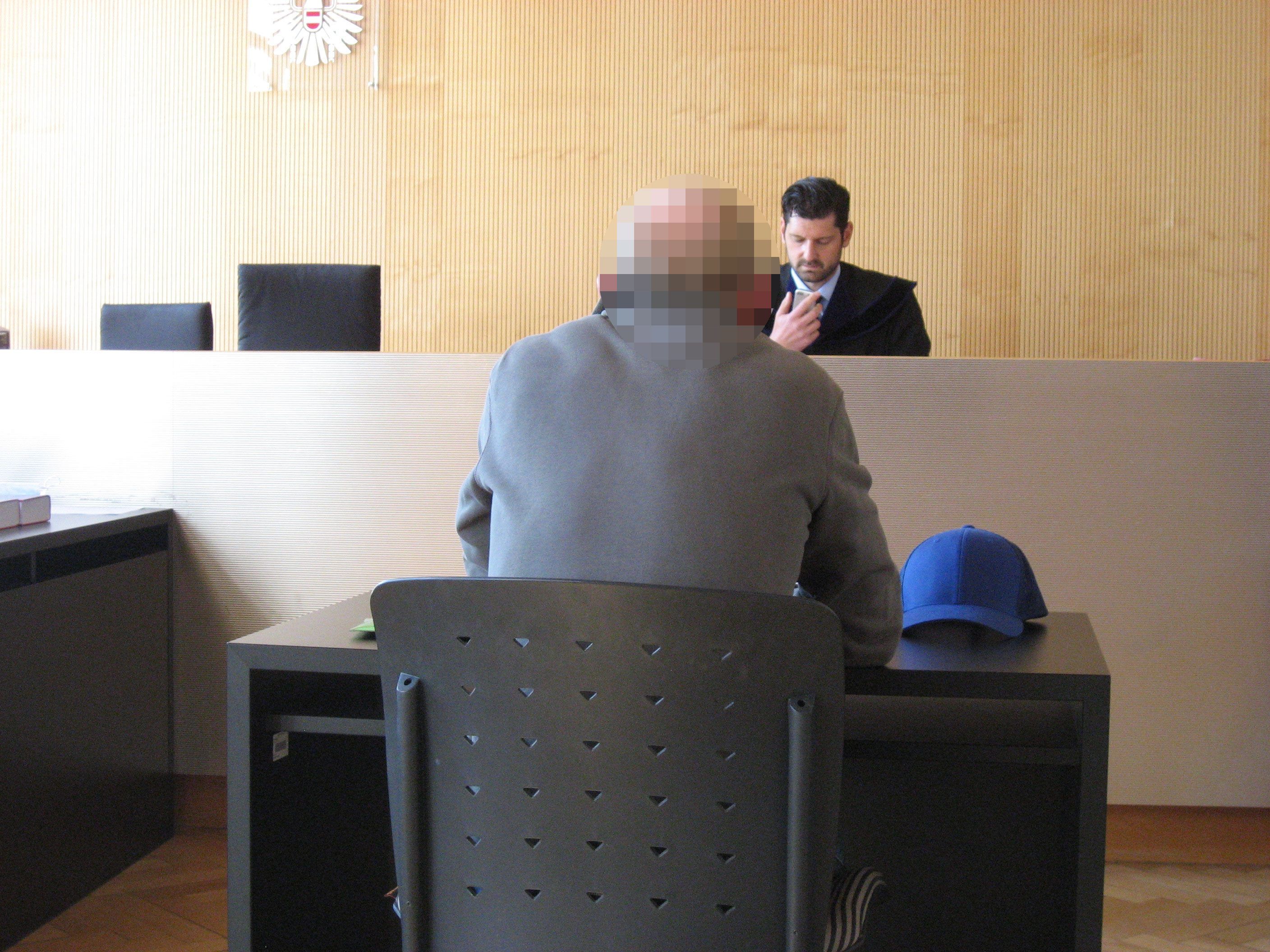 Der Elektriker bestreitet "irgendwelche abartigen Neigungen" zu haben. Der Elektriker bestreitet "irgendwelche abartigen Neigungen" zu haben.