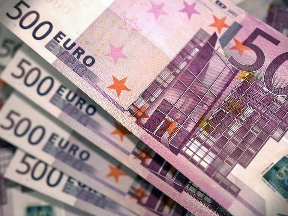 Jede Person mit Hauptwohnsitz in Österreich soll 500 Euro erhalten, so der Vorschlag. Jede Person mit Hauptwohnsitz in Österreich soll 500 Euro erhalten, so der Vorschlag.