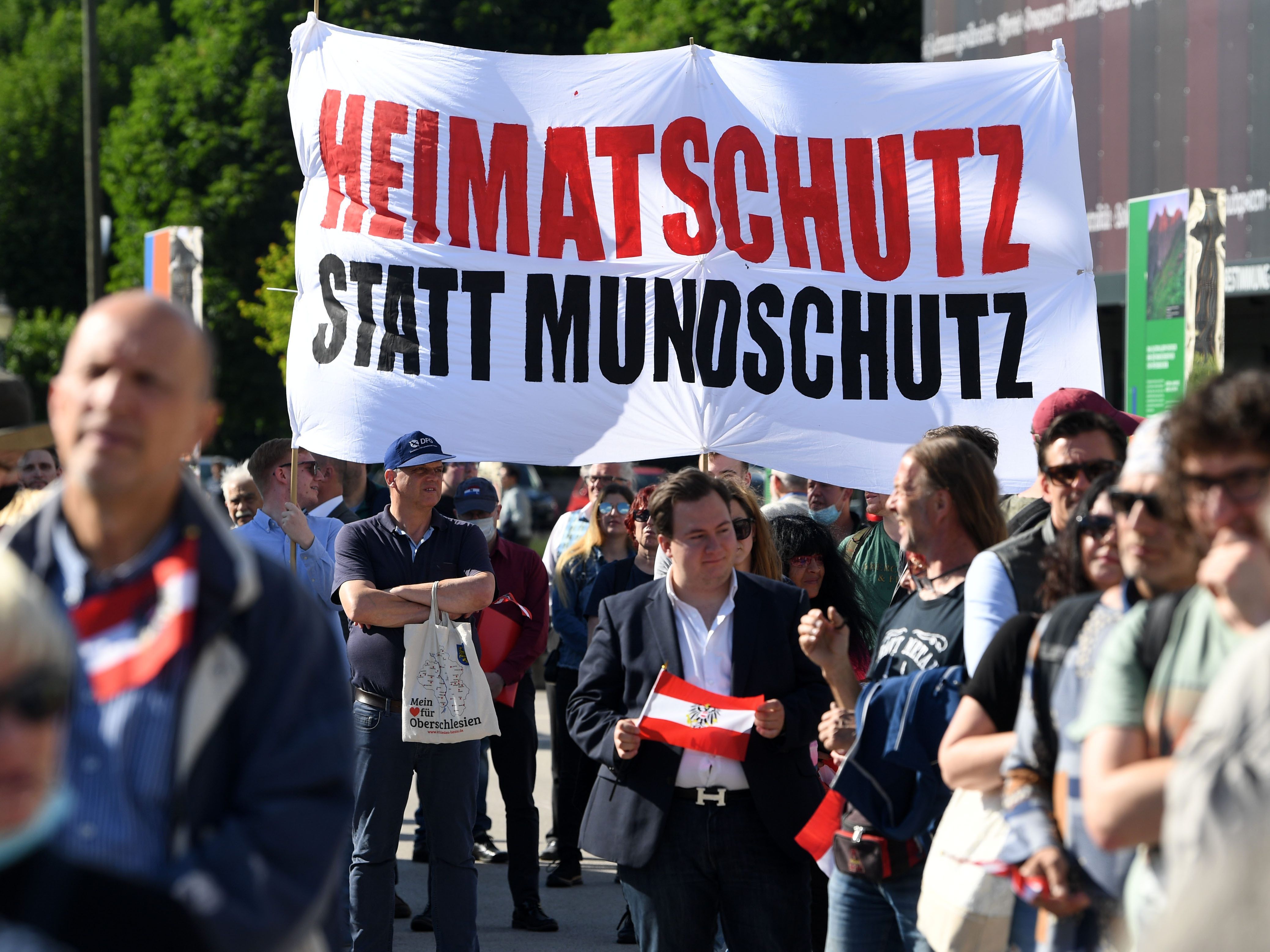 Die FPÖ-Demonstranten verzichteten klarerweise auf einen Mundschutz. Die FPÖ-Demonstranten verzichteten klarerweise auf einen Mundschutz.