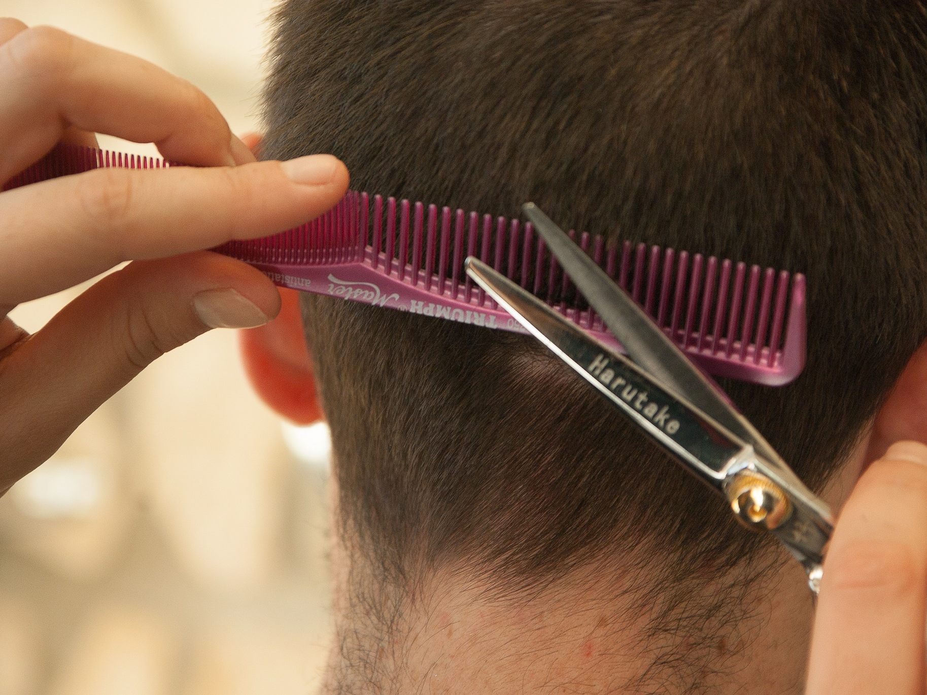 Viele Friseure in Wien-Brigittenau hatten bereits am 1. Mai geöffnet. Viele Friseure in Wien-Brigittenau hatten bereits am 1. Mai geöffnet.