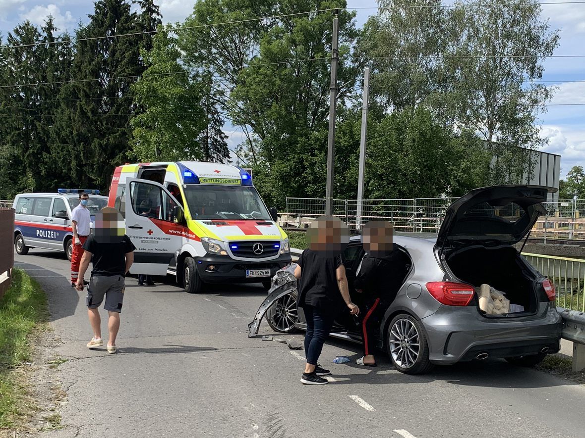 Die Einsatzkräfte am Unfallort in Hard.